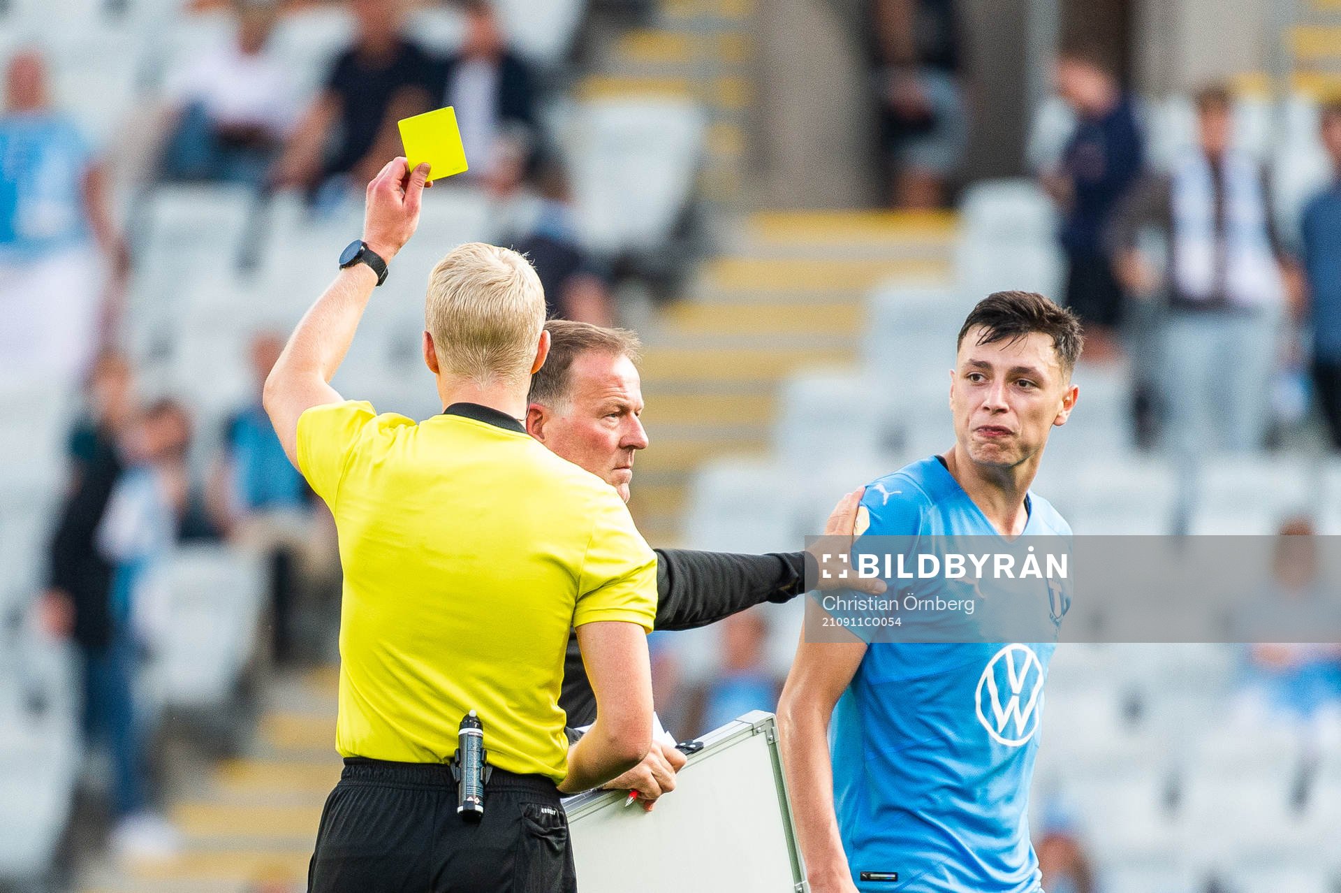 Malmö FFs Anel Ahmedhodzic reagerar mot domare Adam