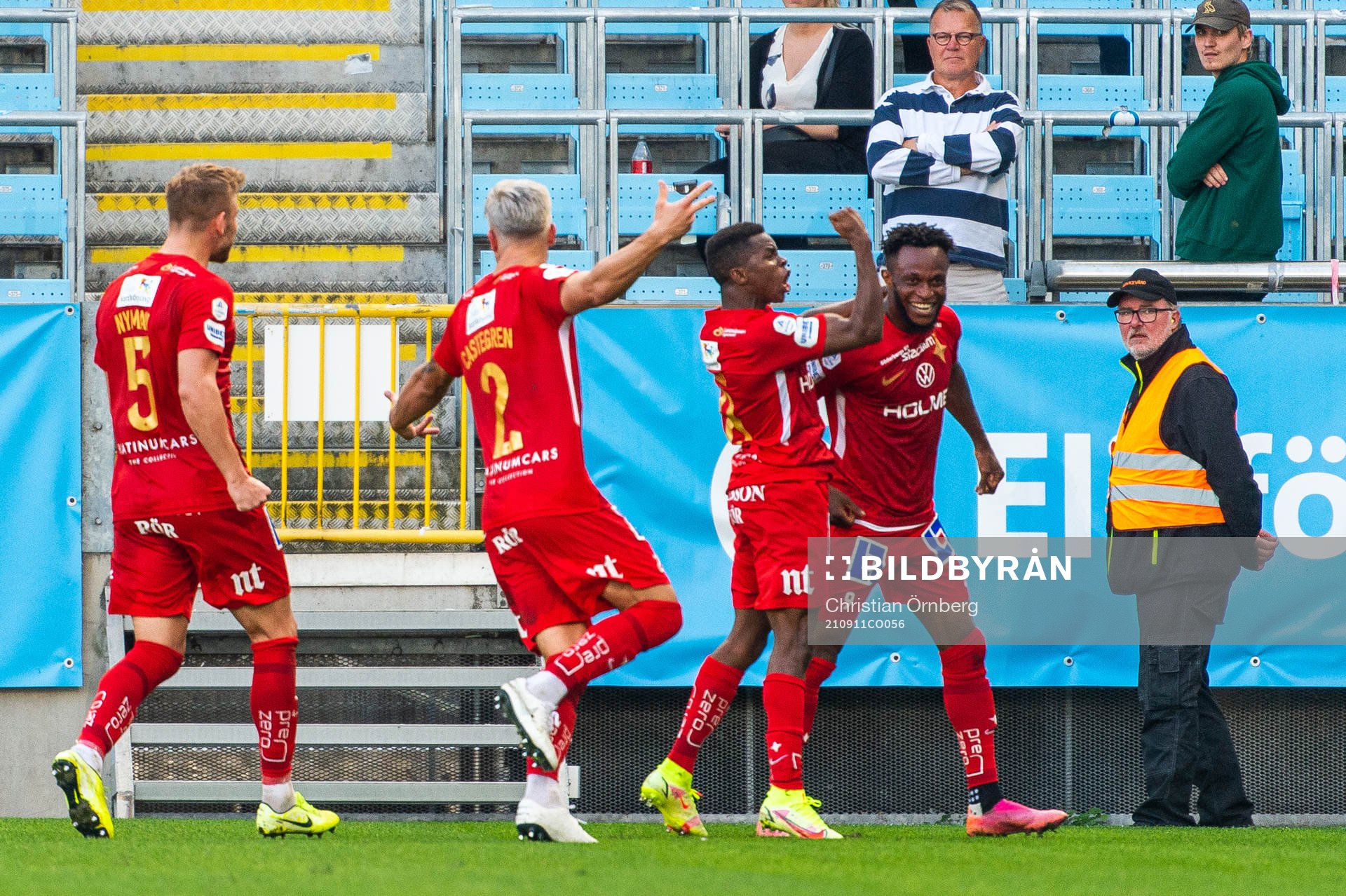 IFK Norrköpings Samuel Adegbenro jublar med lagkamrater