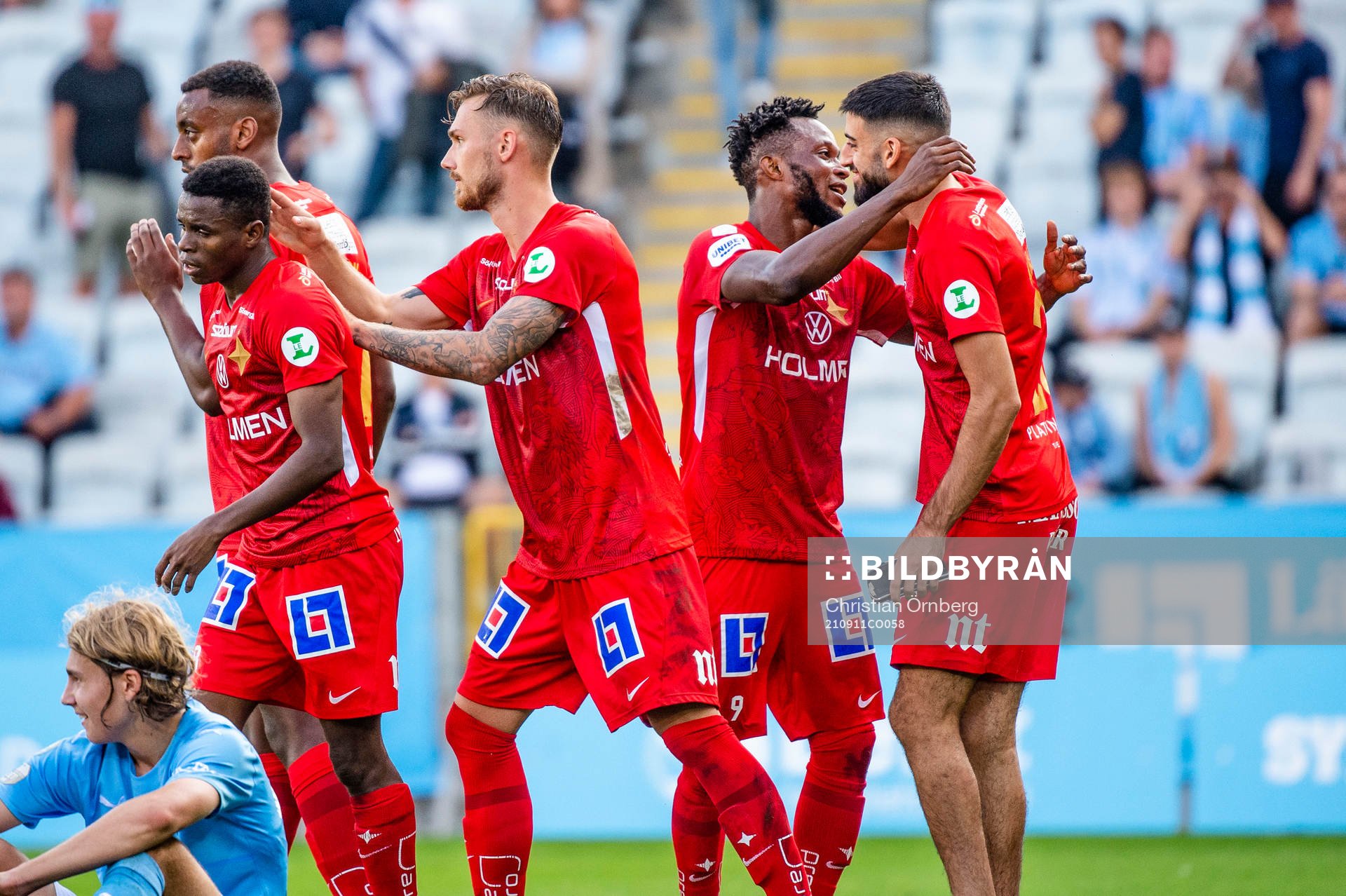 IFK Norrköpings Samuel Adegbenro jublar med lagkamraterna