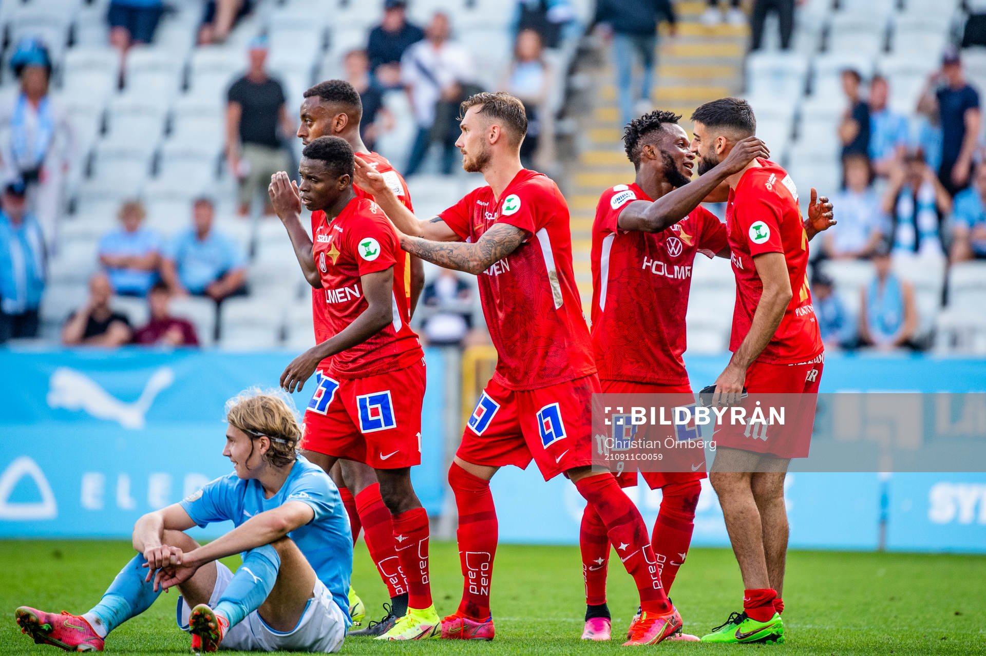 IFK Norrköpings Samuel Adegbenro jublar med lagkamraterna