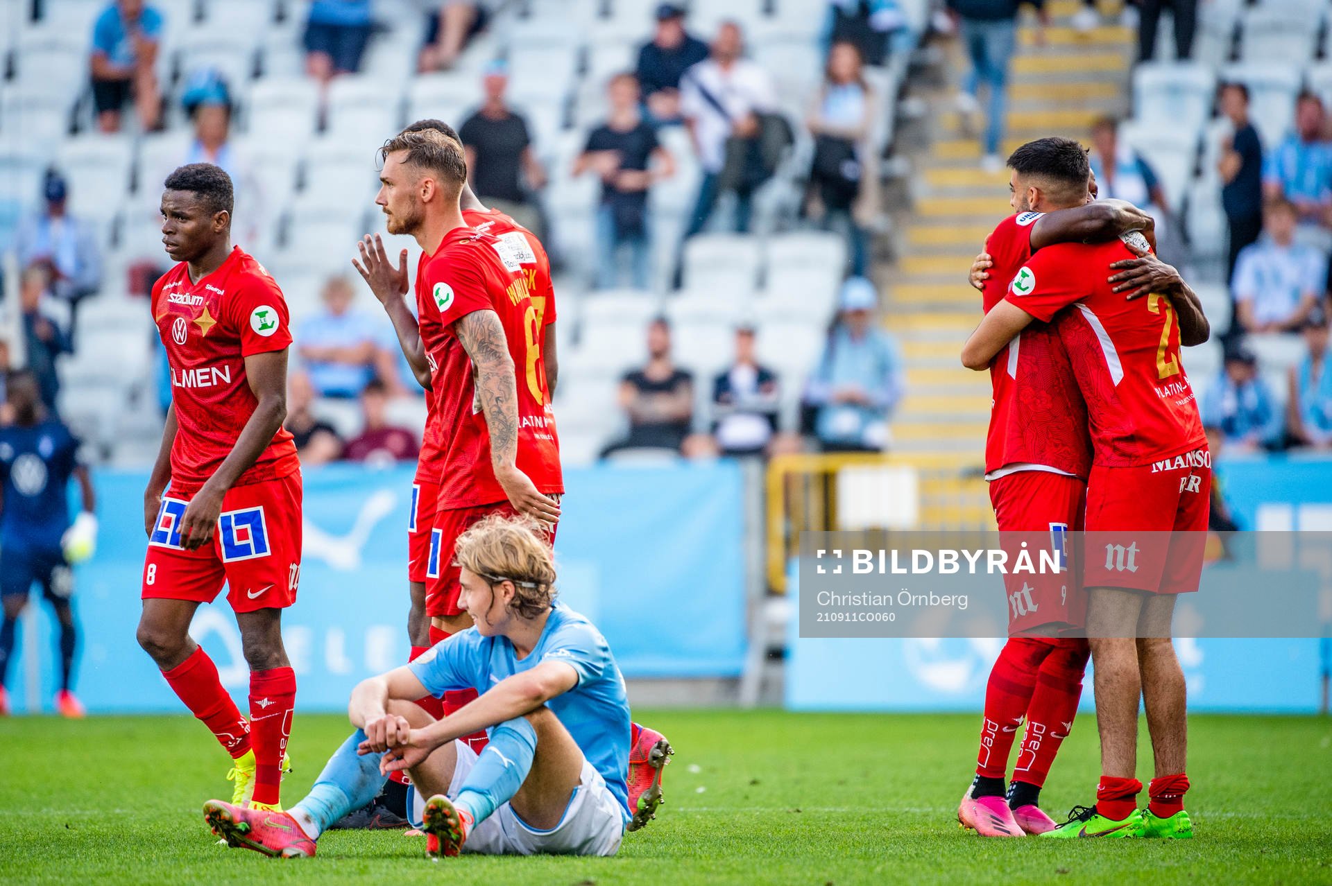 IFK Norrköpings Samuel Adegbenro jublar med lagkamraterna