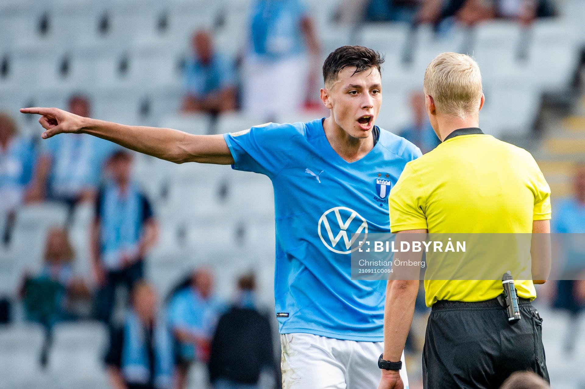 Malmö FFs Anel Ahmedhodzic och domare Adam Ladebäck