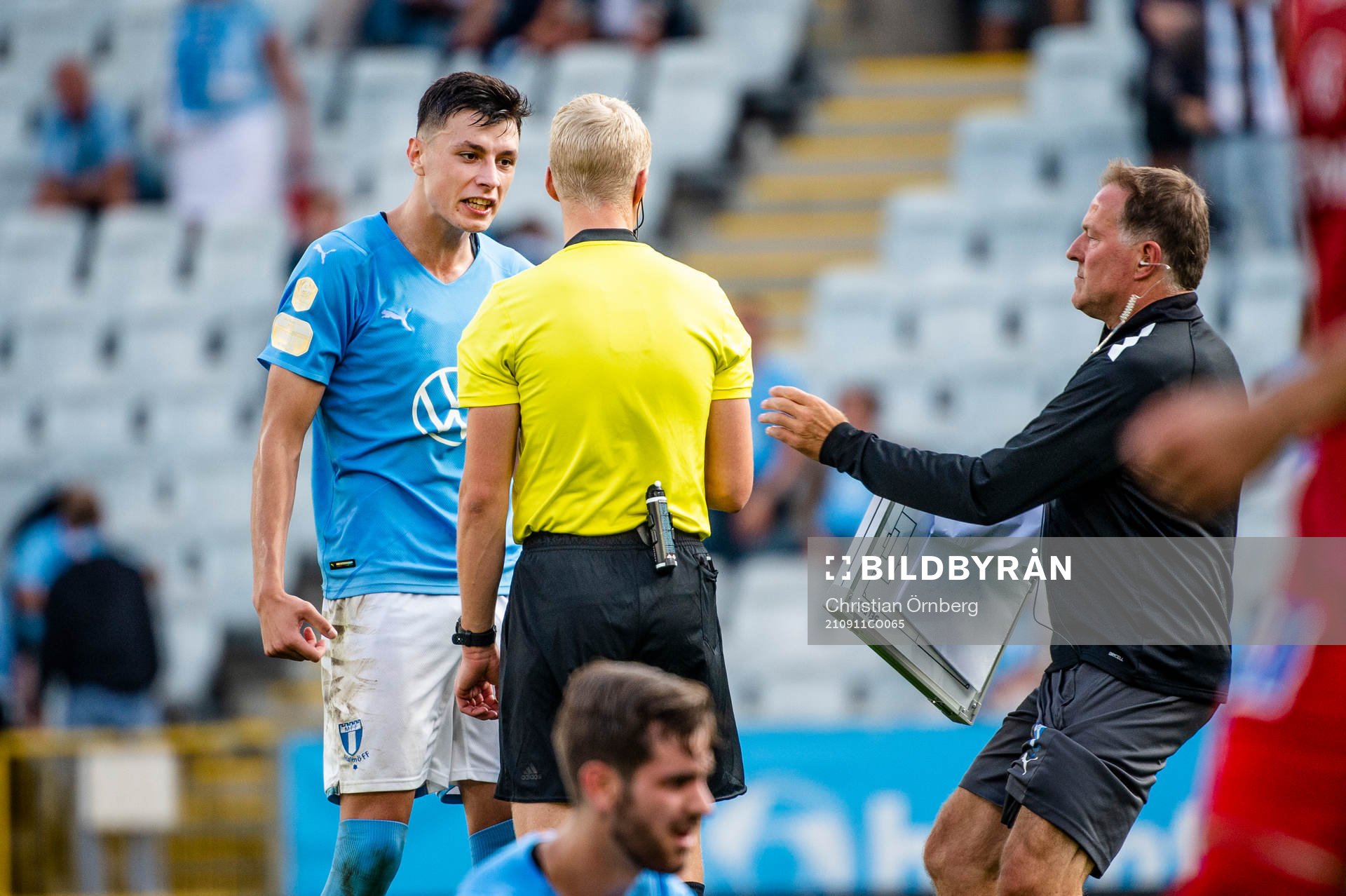 Malmö FFs Anel Ahmedhodzic och domare Adam Ladebäck