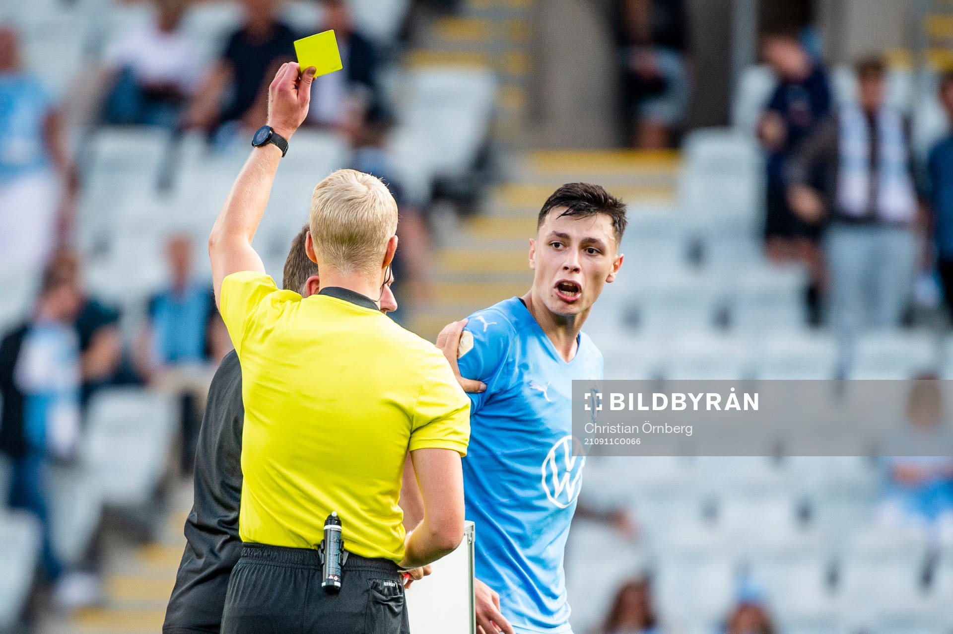 Malmö FFs Anel Ahmedhodzic får gult kort av domare Adam