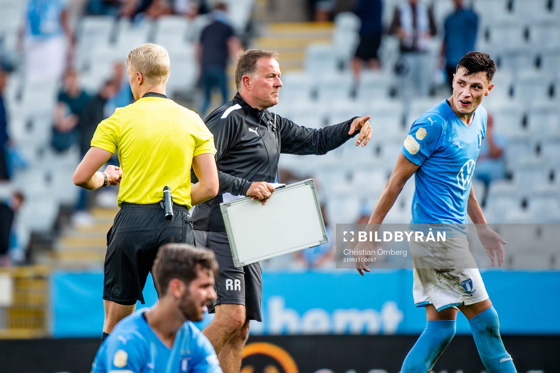 Malmö FFs Anel Ahmedhodzic och domare Adam Ladebäck