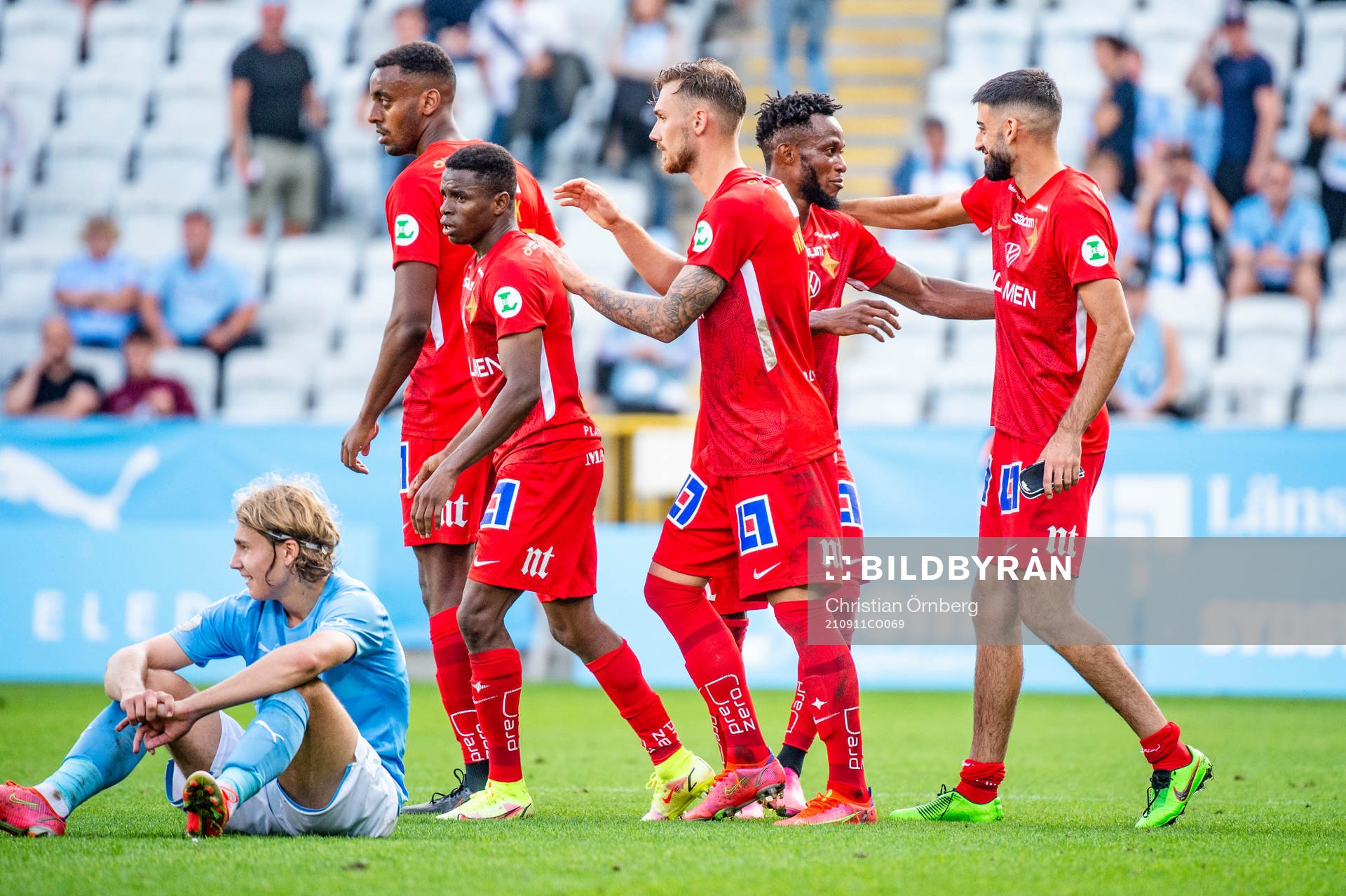 IFK Norrköpings Samuel Adegbenro jublar med lagkamraterna efter jubel fotbollsmatchen i Allsvenskan mellan Malmö FF och IFK Norrköping den 11 september 2021 i Malmö.