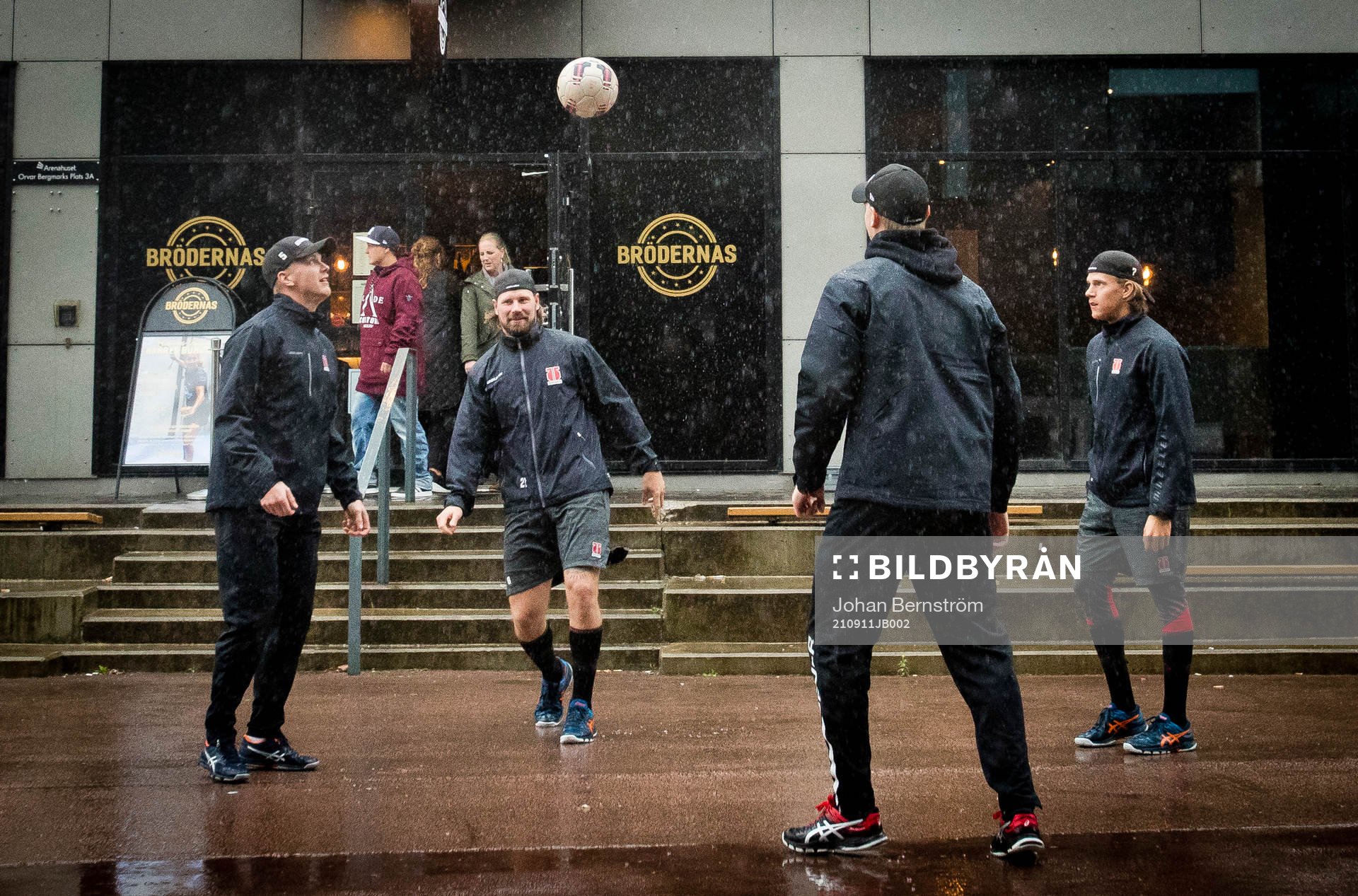 Örebros Stefan Warg värmer upp med fotboll med Gustav