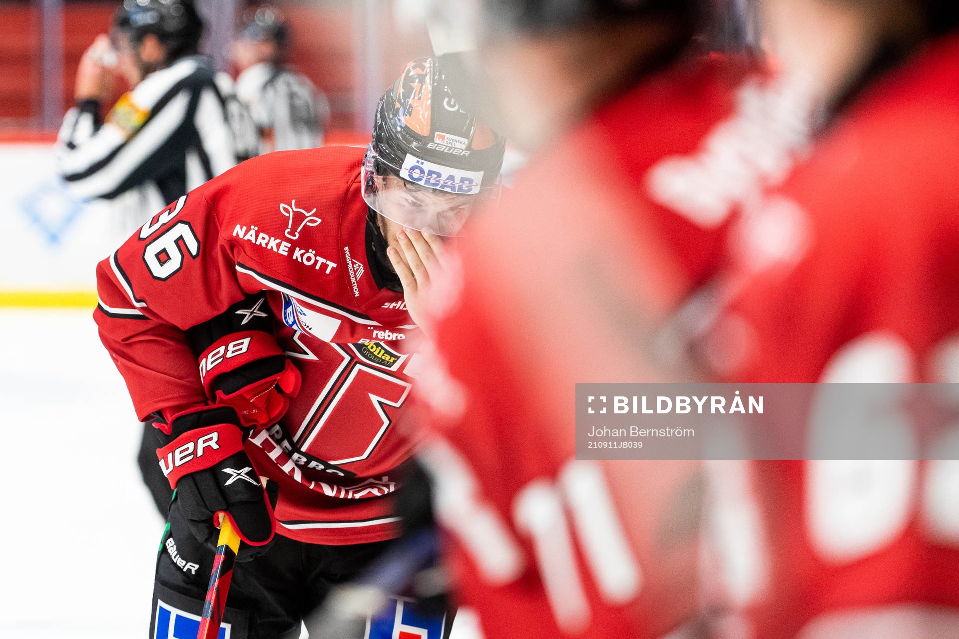 Örebros Emil Larsson lämnar isen