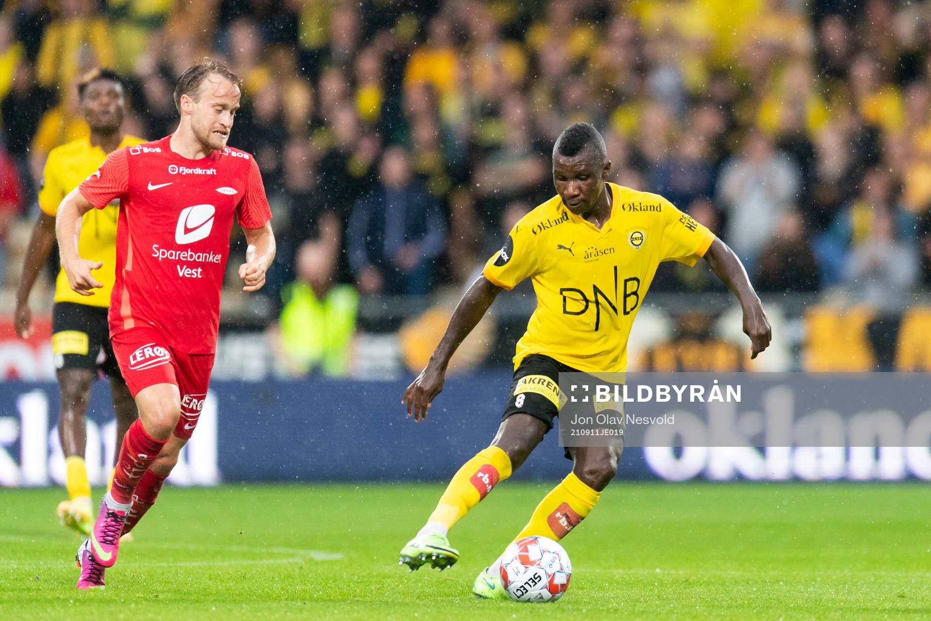 Bård Finne of Brann and Ifeanyi Mathew of Lillestrøm