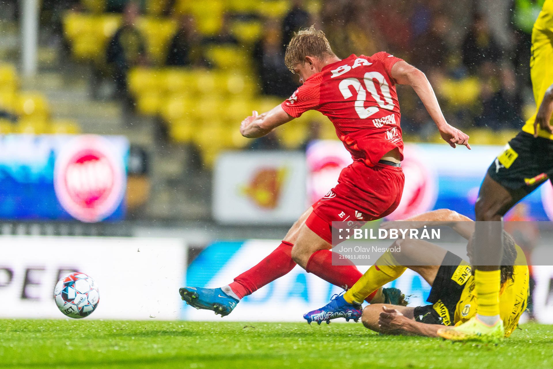 Aune Heggebø of Brann scores 2-3