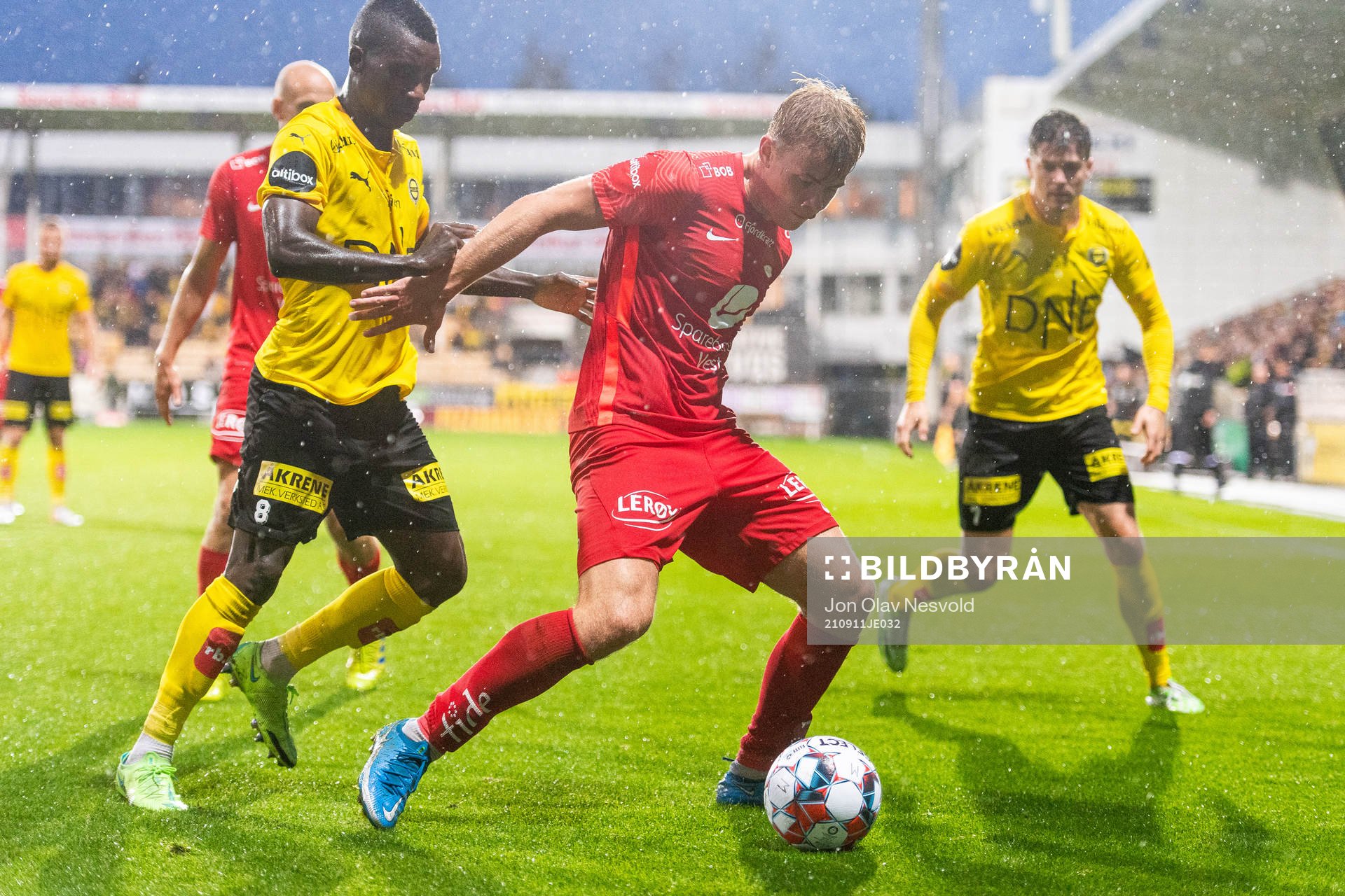 Ifeanyi Mathew of Lillestrøm and Aune Heggebø of Brann