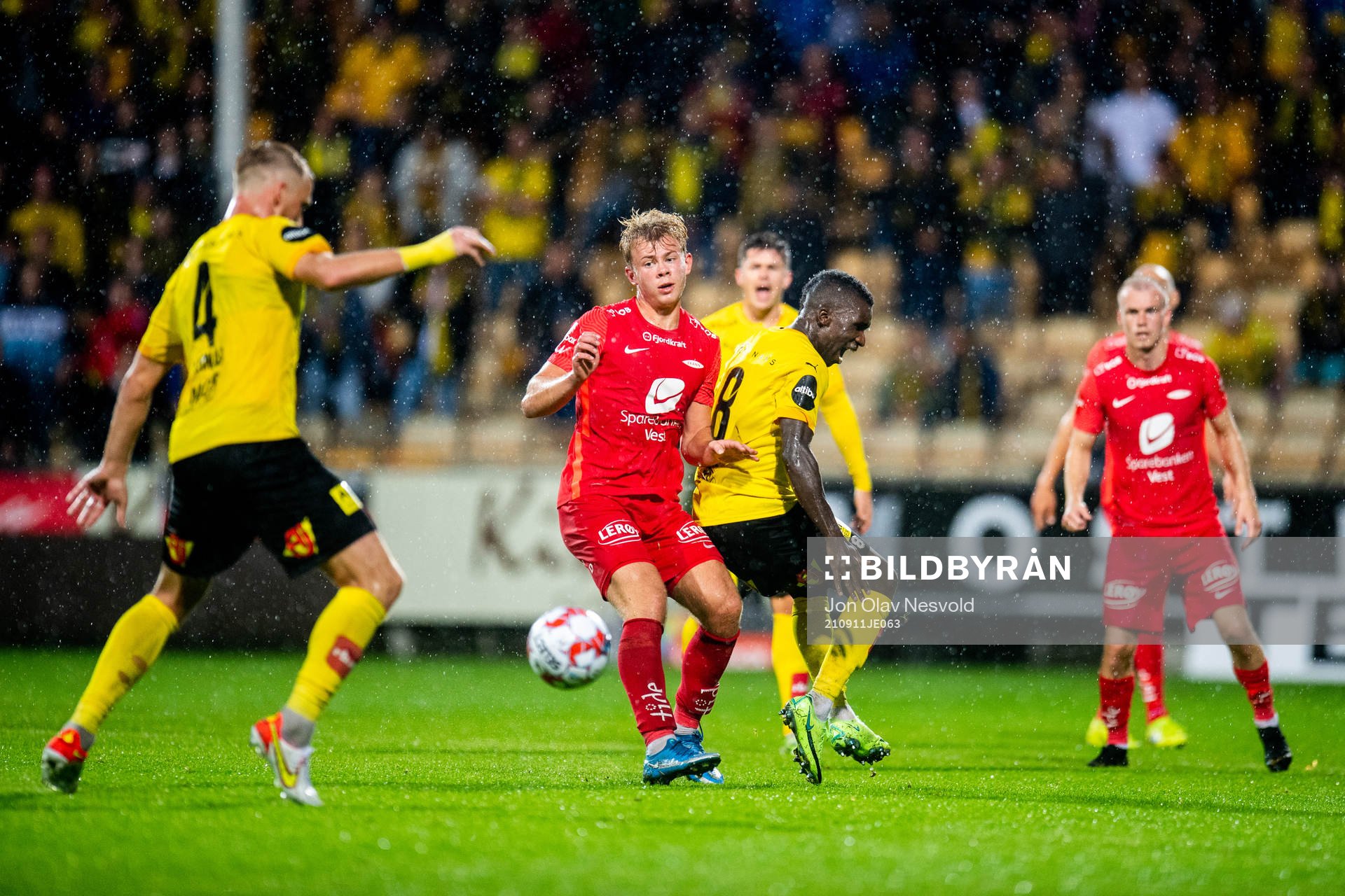Aune Heggebø of Brann and Ifeanyi Mathew of Lillestrøm