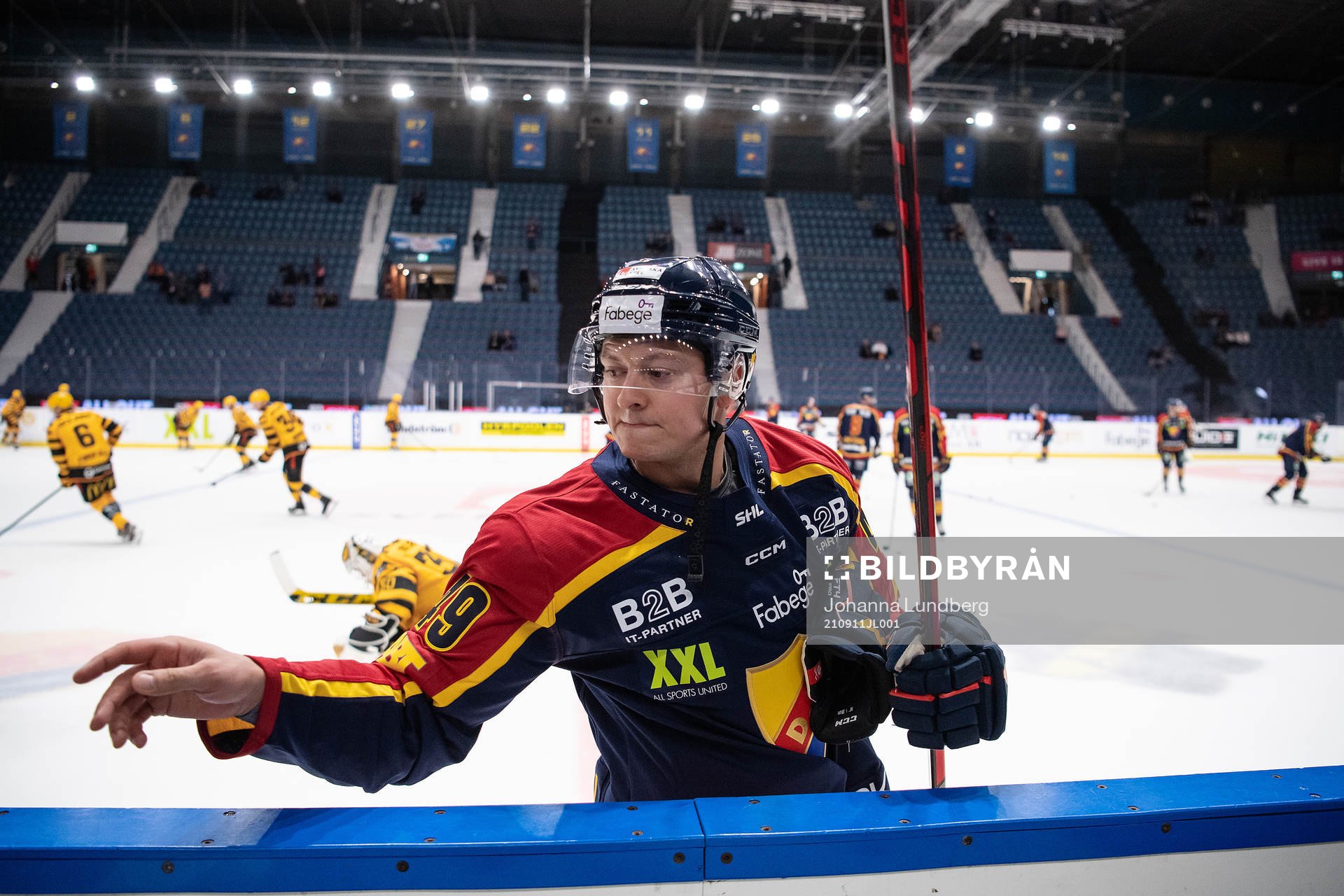 Djurgårdens Rhett Rakhshani värmer upp