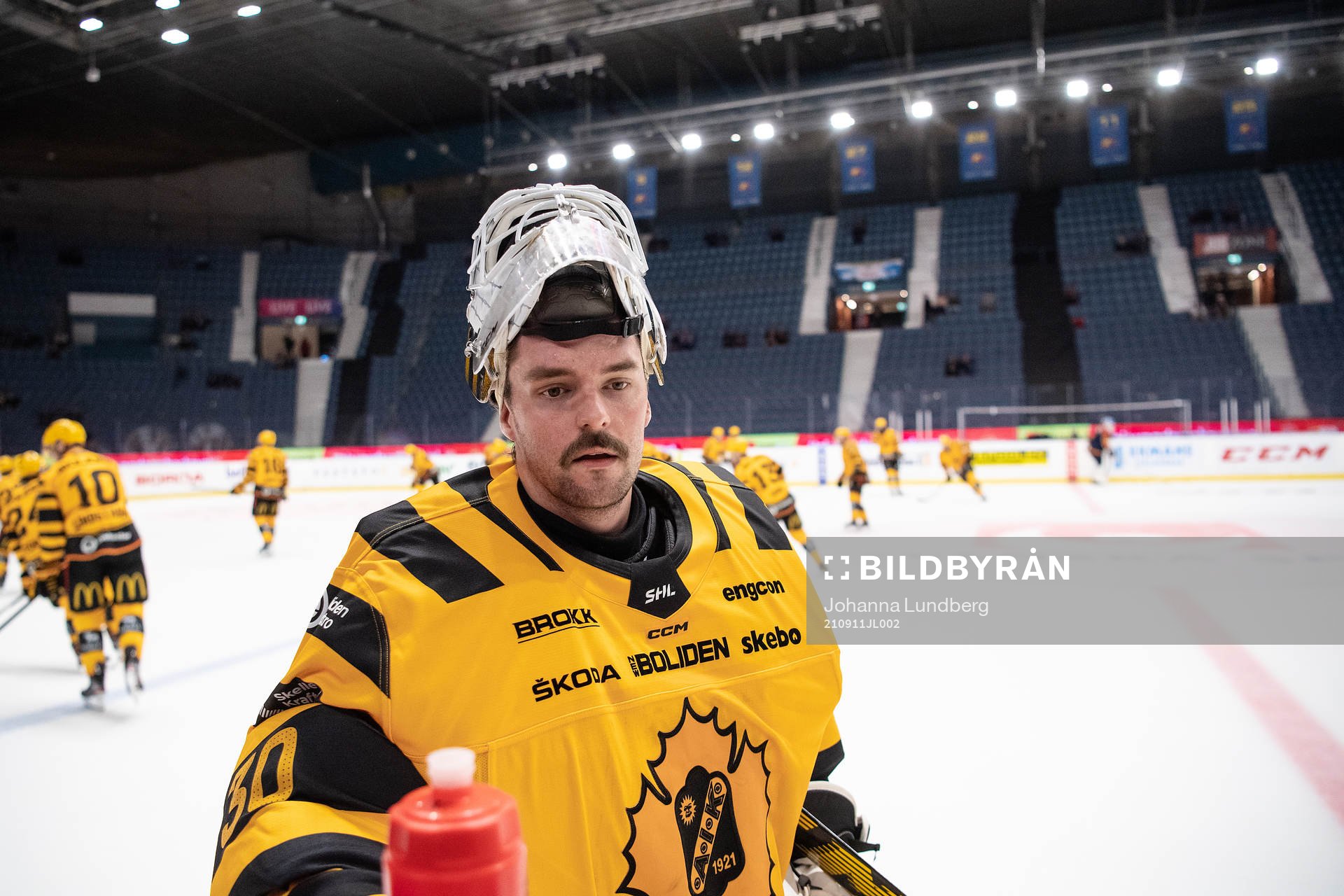 Skellefteås målvakt Gustaf Lindvall värmer upp