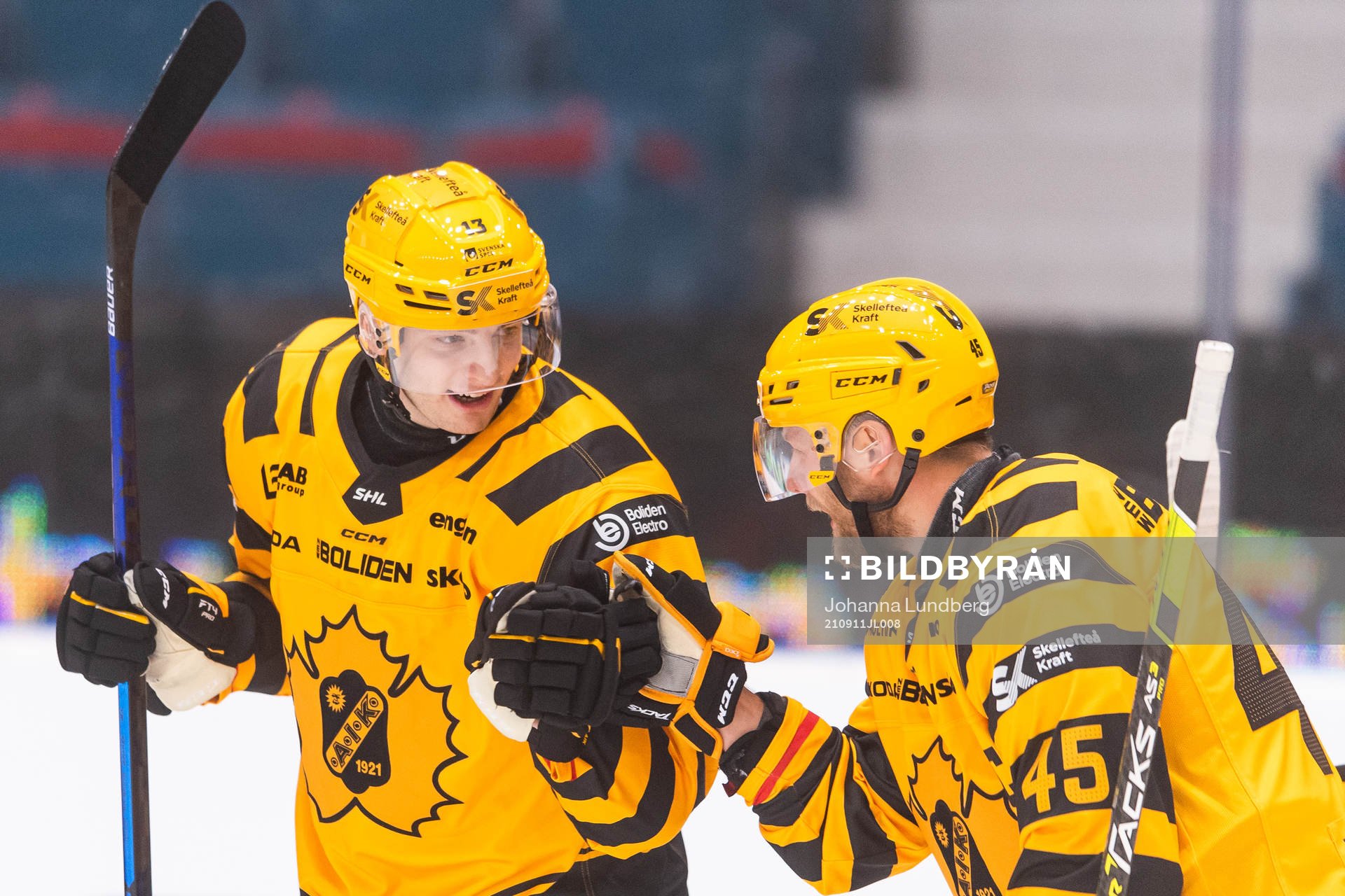 Skellefteås Stefan Loibl och Oscar Möller  jublar