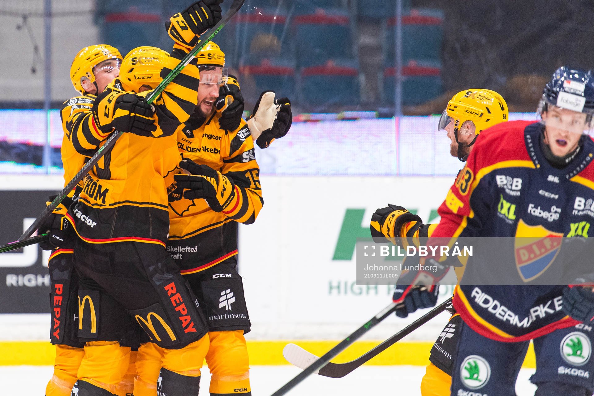 Skellefteås Melker Karlsson (till höger) jublar med