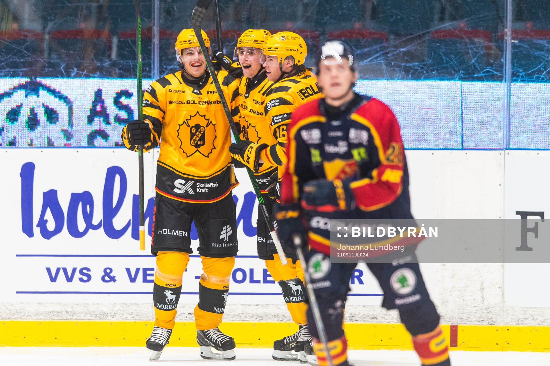 Skellefteås Linus Karlsson jublar med lagkamrater