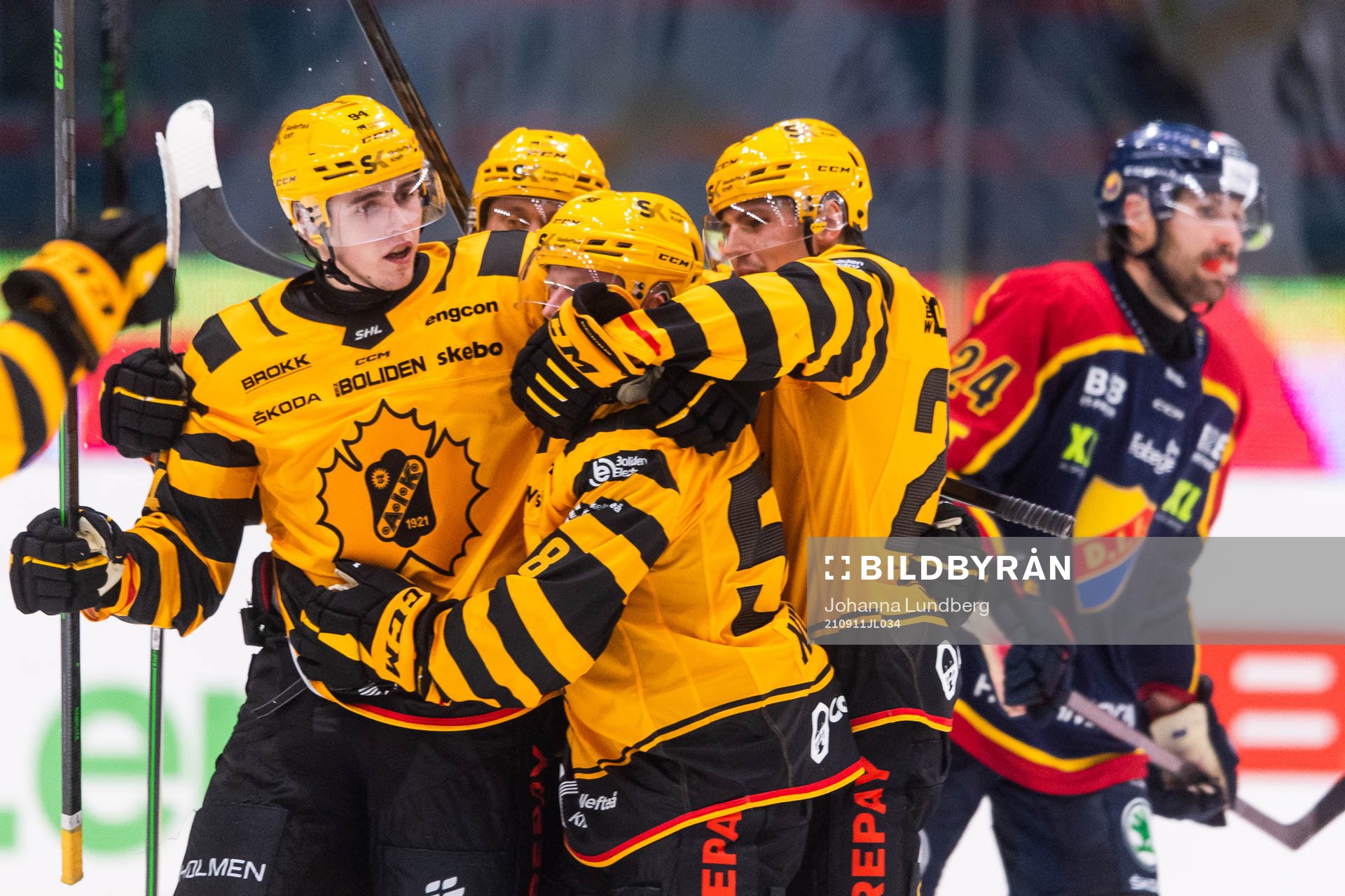 Skellefteås Oskar Nilsson jublar med lagkamrater