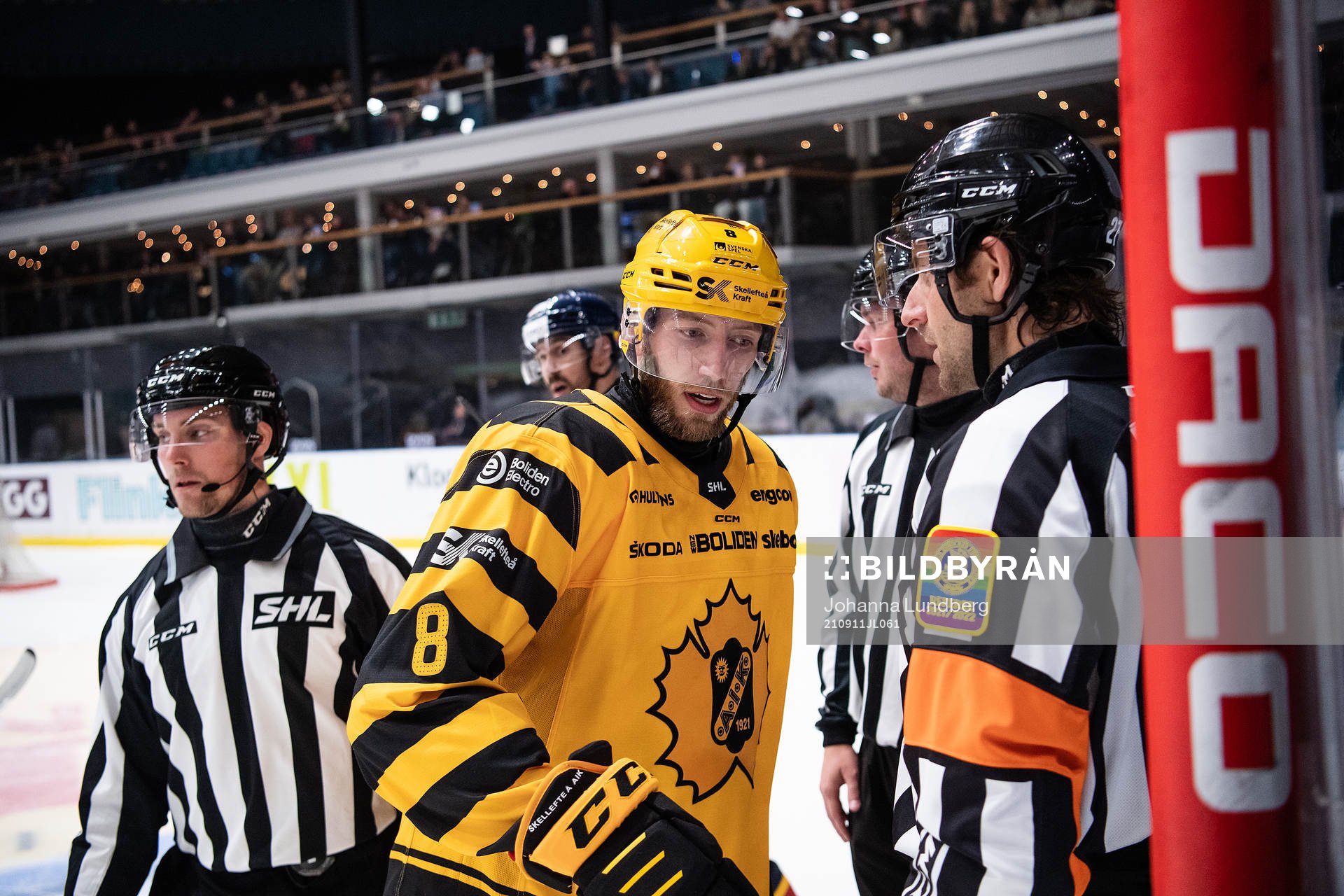 Skellefteås Petter Granberg pratar med domaren