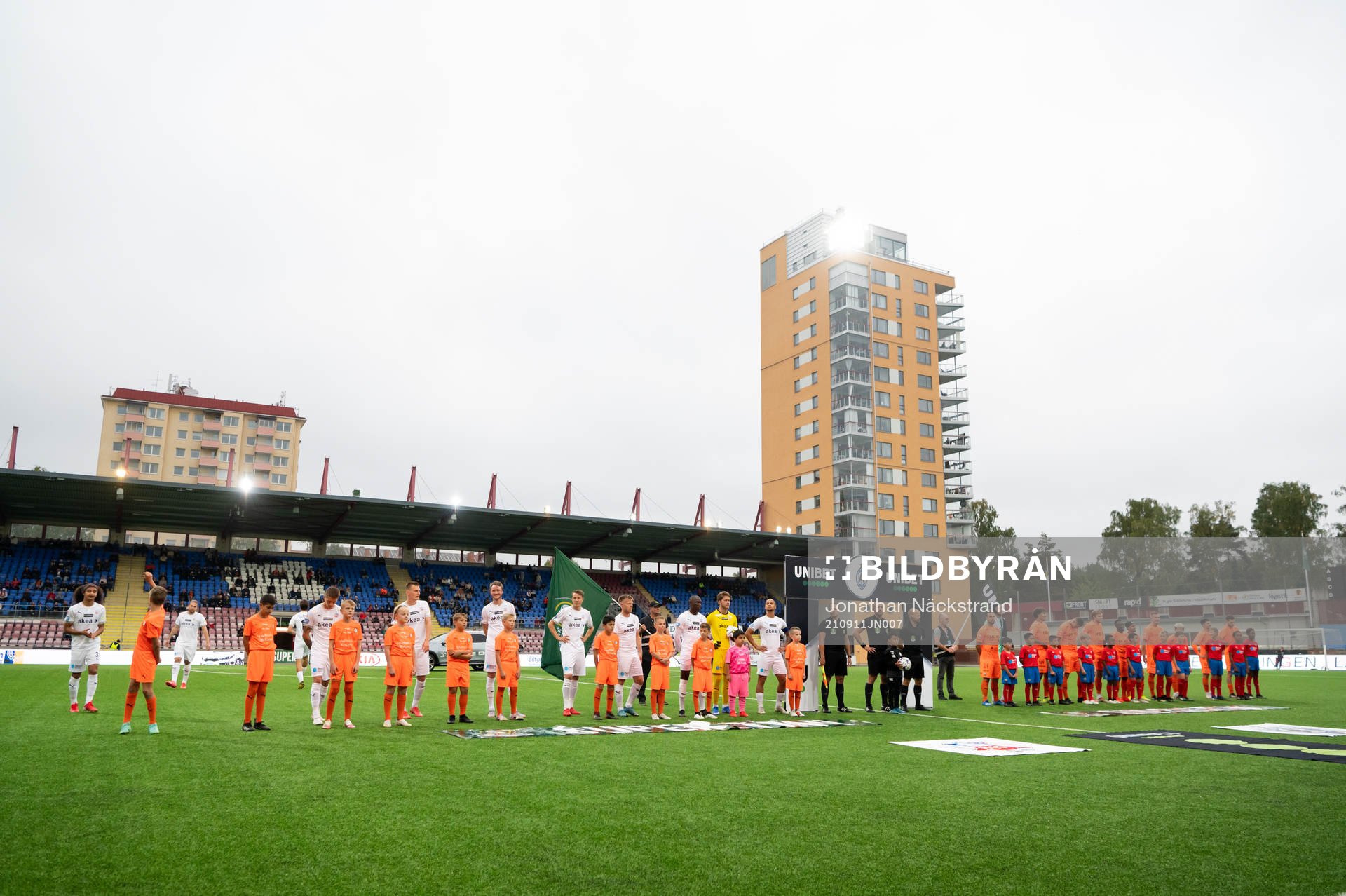 Lagen står uppställda vid lineup innan fotbollsmatchen i Superettan mellan AFC Eskilstuna och Helsingborg den 11 september 2021 i Eskilstuna.