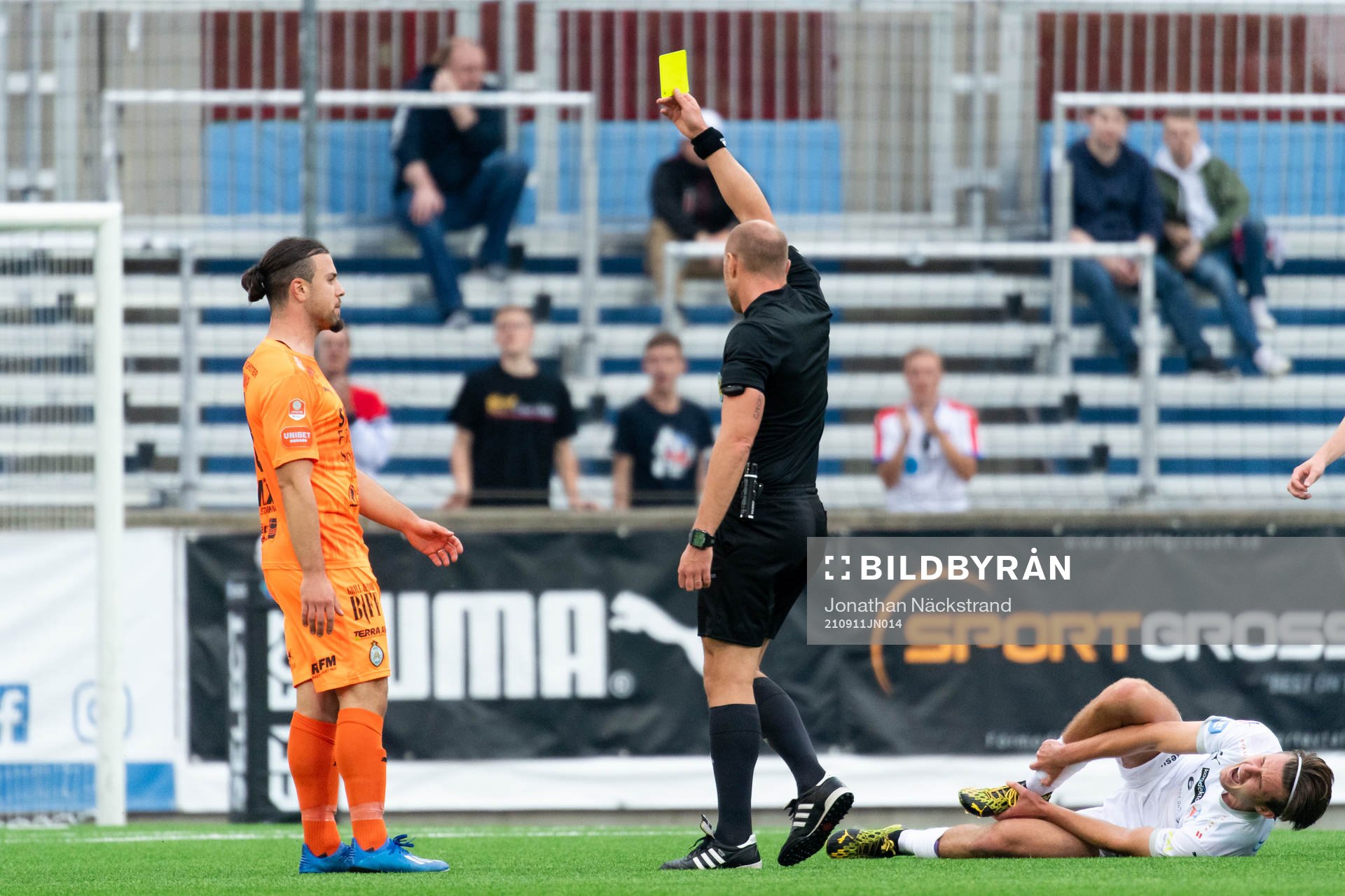 AFC Eskilstunas Abdelkarim Mammar Chaouche får gult kort