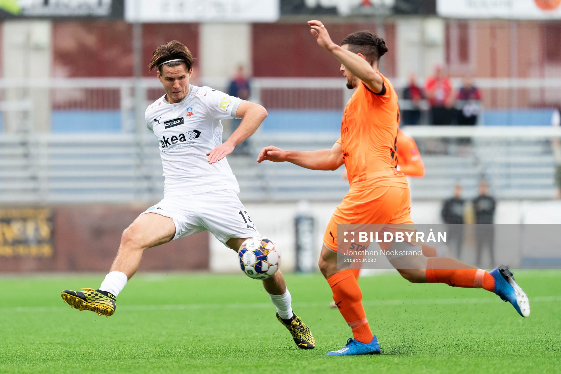 Helsingborgs Wilhelm Loeper och  AFC Eskilstunas Abdelkarim