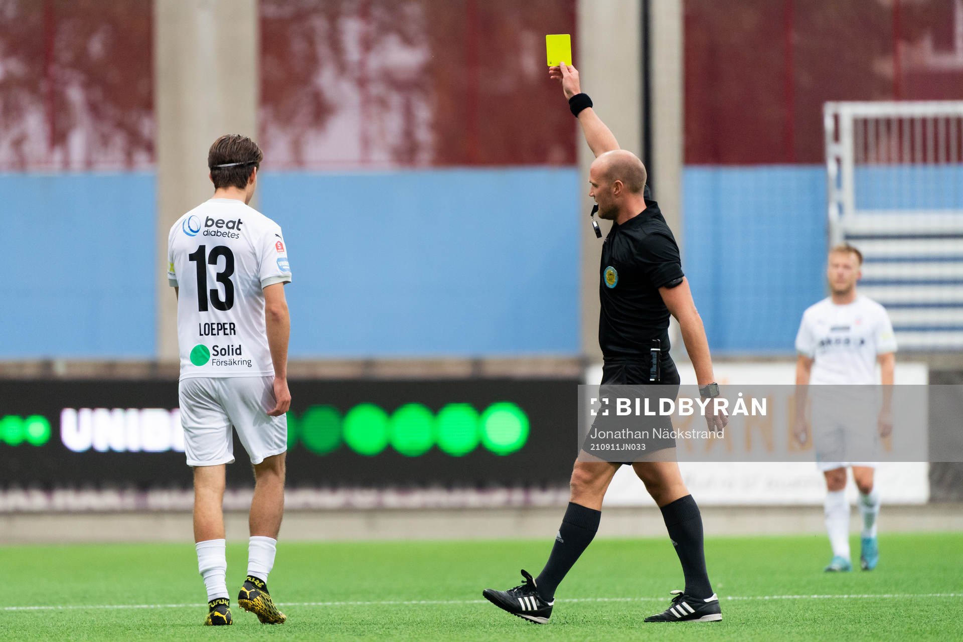 Helsingborgs Wilhelm Loeper får gult kort