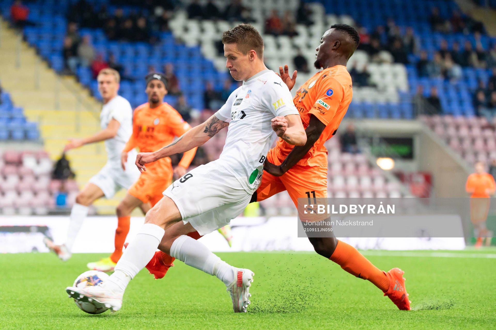Helsingborgs Bödvar Bödvarsson och  AFC Eskilstunas Aliyu