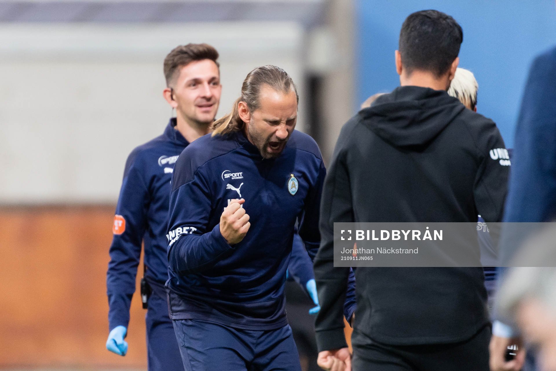 AFC Eskilstunas målvaktstränare Johan Wiland jublar