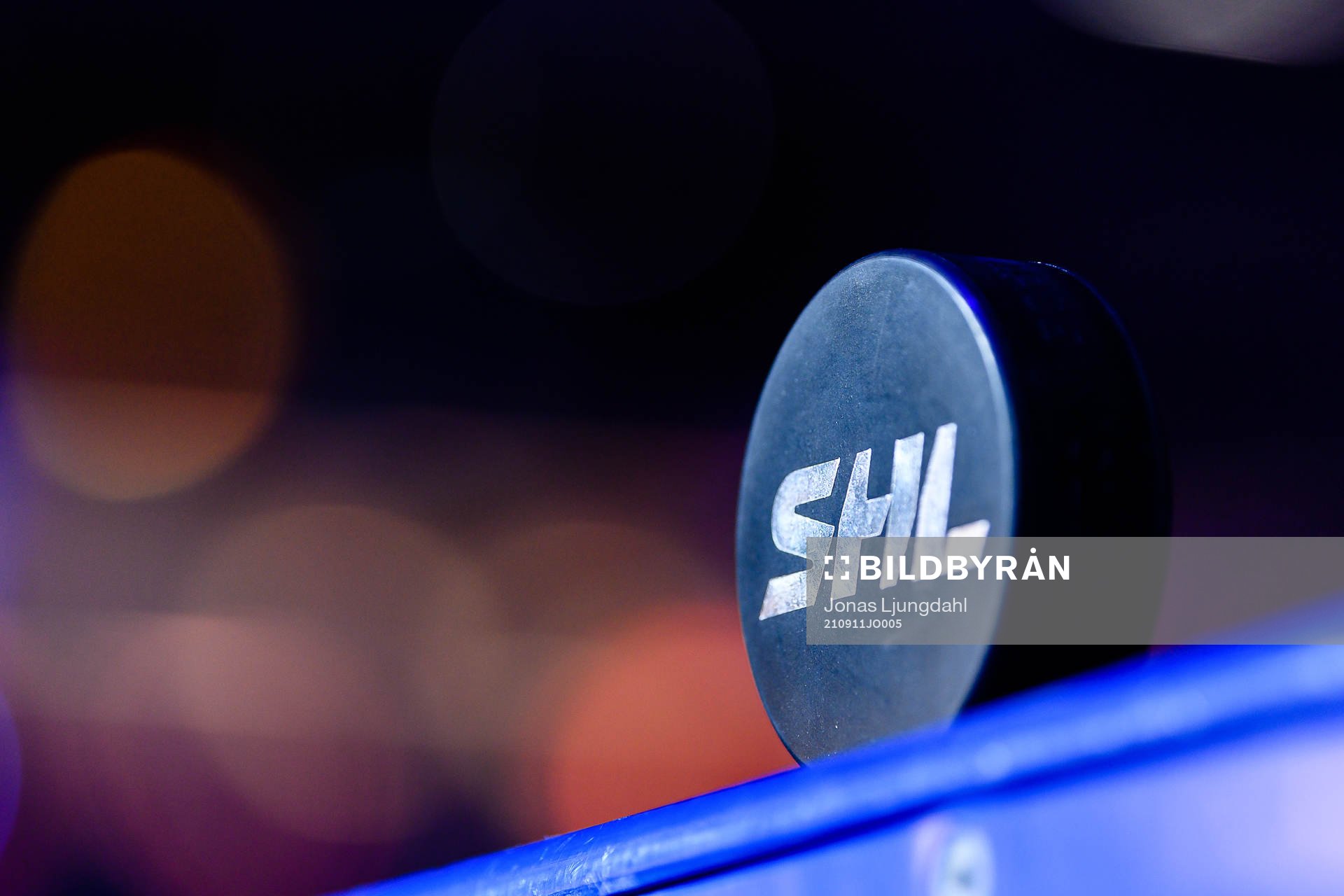 Matchpuck med SHL logo före ishockeymatchen i SHL mellan