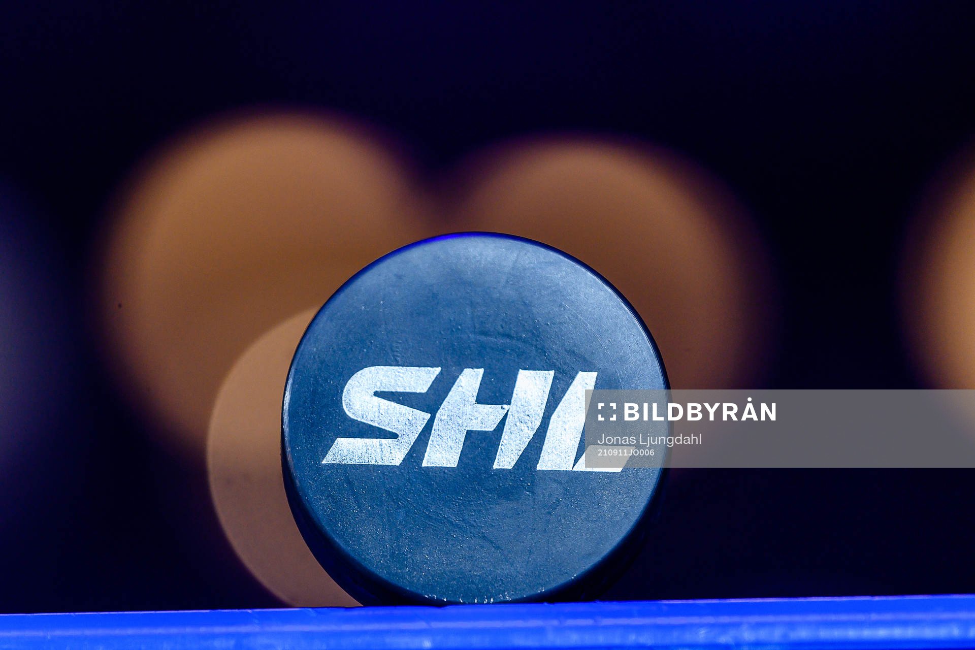 Matchpuck med SHL logo före ishockeymatchen i SHL mellan
