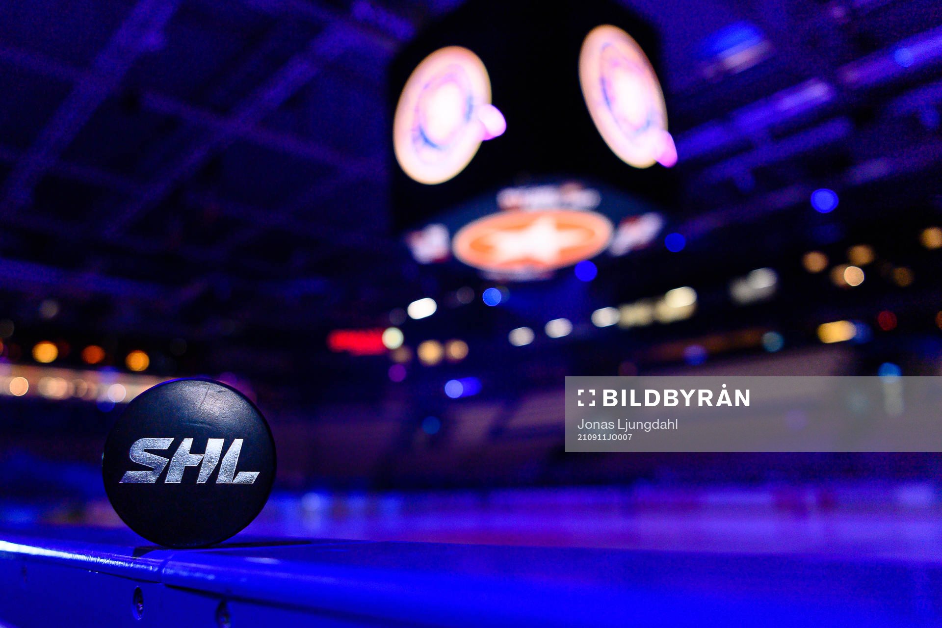 Matchpuck med SHL logo före ishockeymatchen i SHL mellan