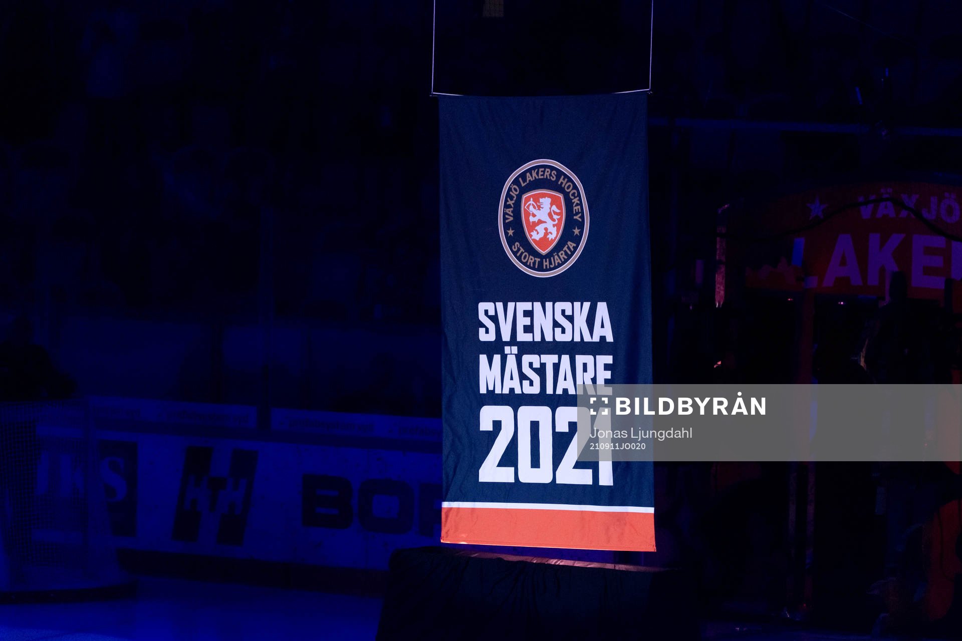 Flagga med texten Svenska mästare 2021 hissas  innan