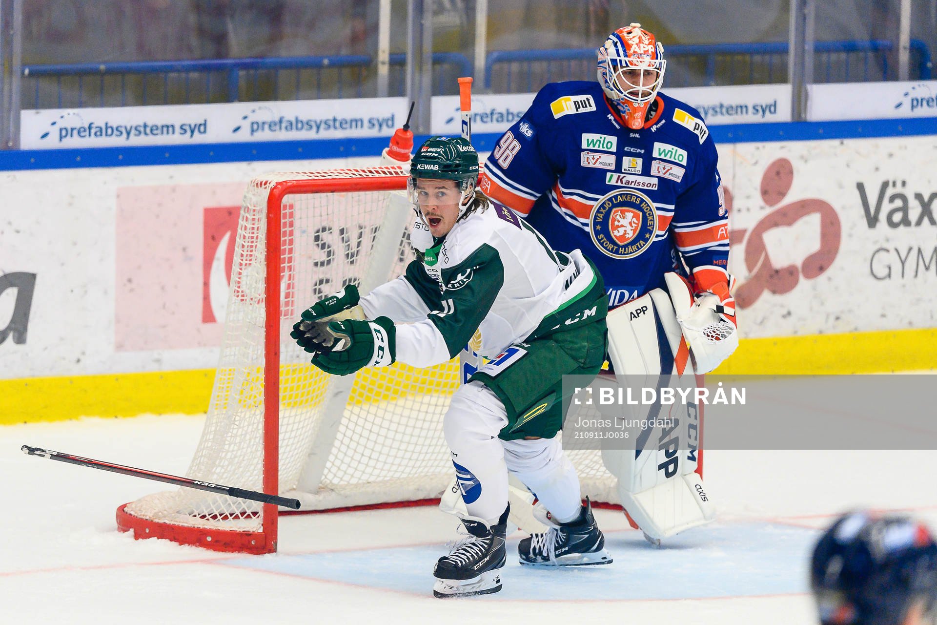 Färjestads Joakim Nygård  med trasig klubba framför