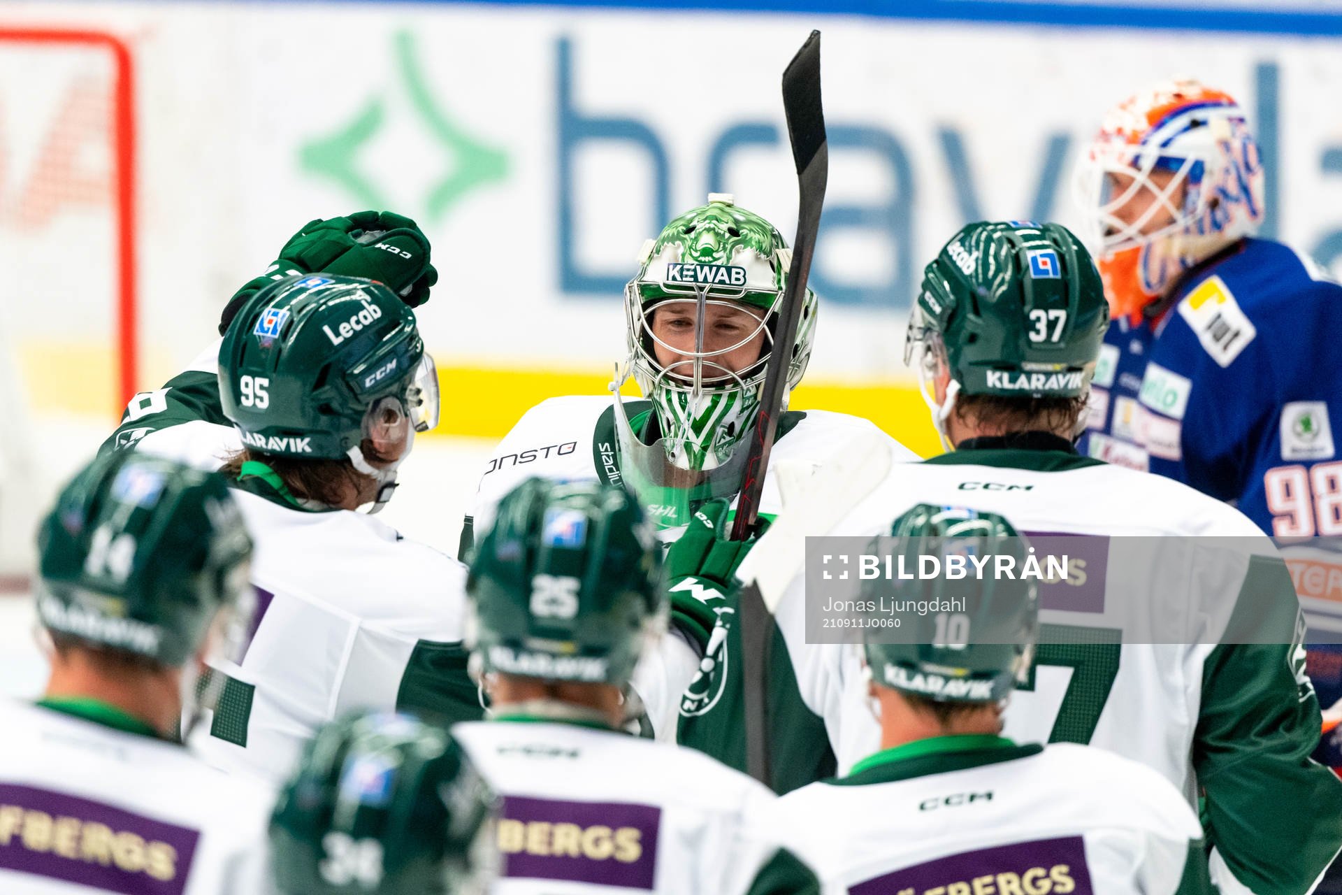 Färjestads målvakt Henrik Haukeland jublar