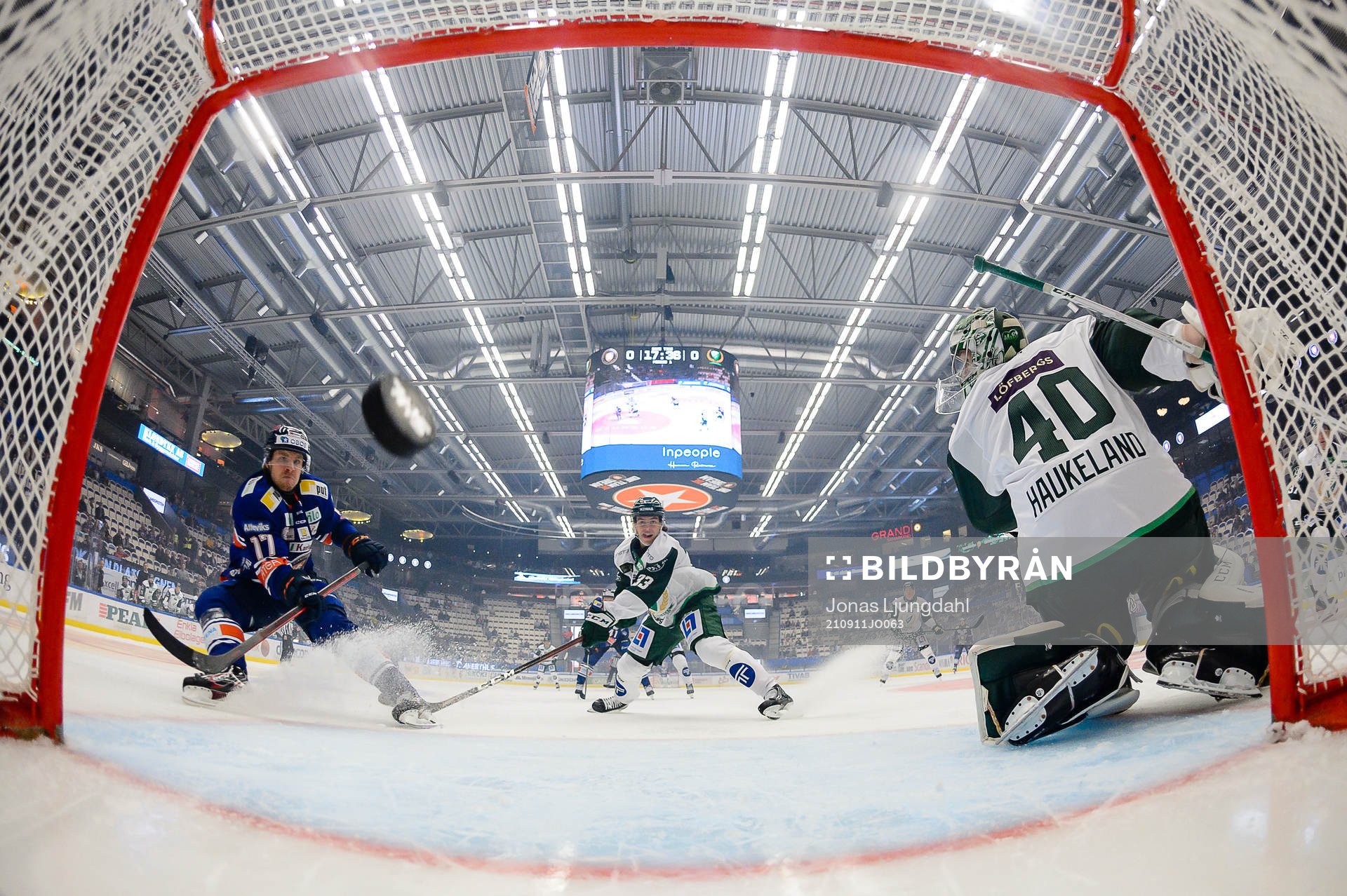 Växjös Emil Forslund gör mål 1-0 bakom Färjestads