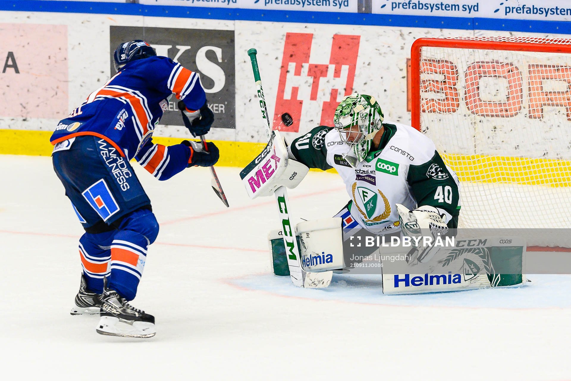 Färjestads målvakt Henrik Haukeland räddar en straff