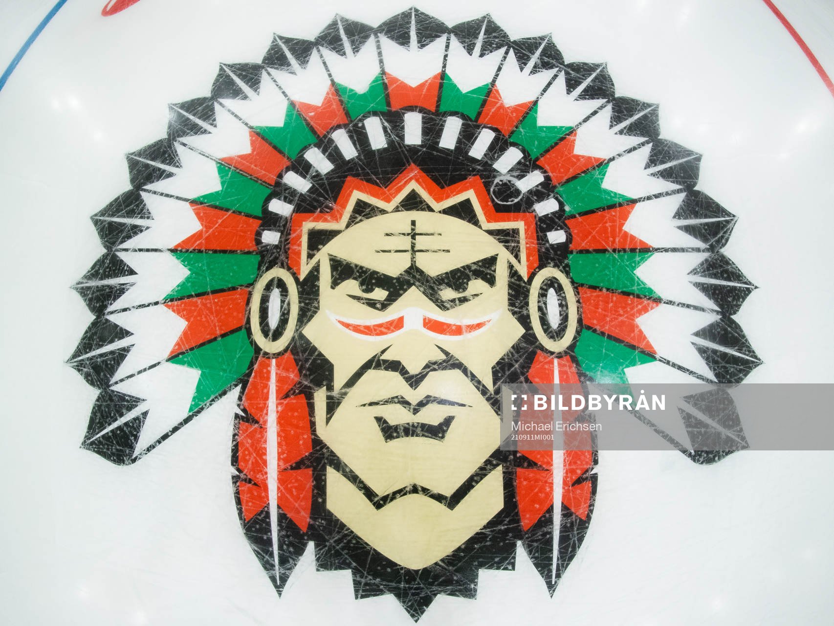 Frölundas logo på isen innan ishockeymatchen i SHL mellan