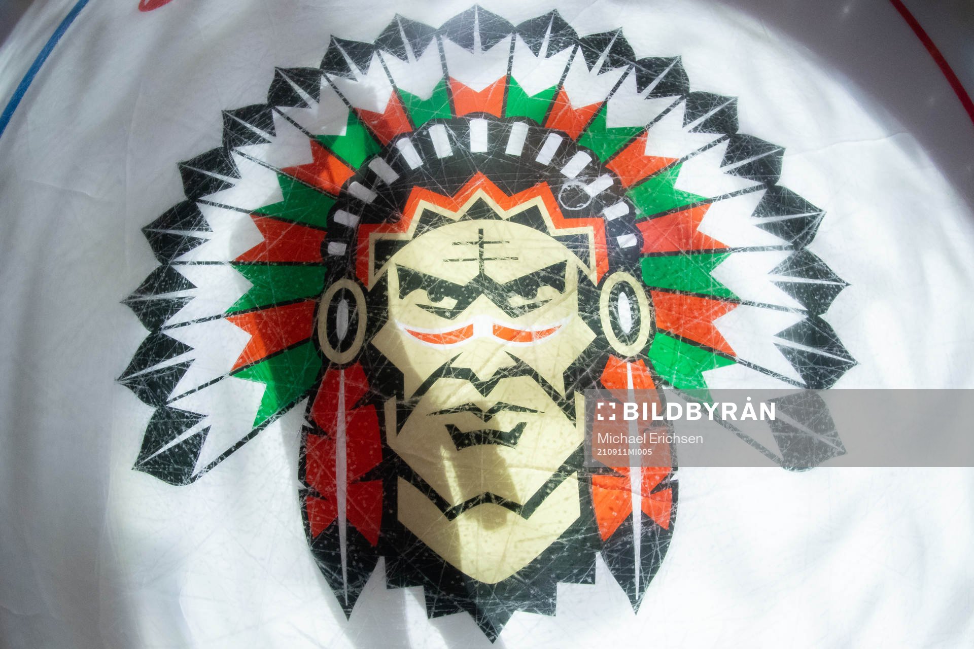 Frölundas logo på isen innan ishockeymatchen i SHL mellan