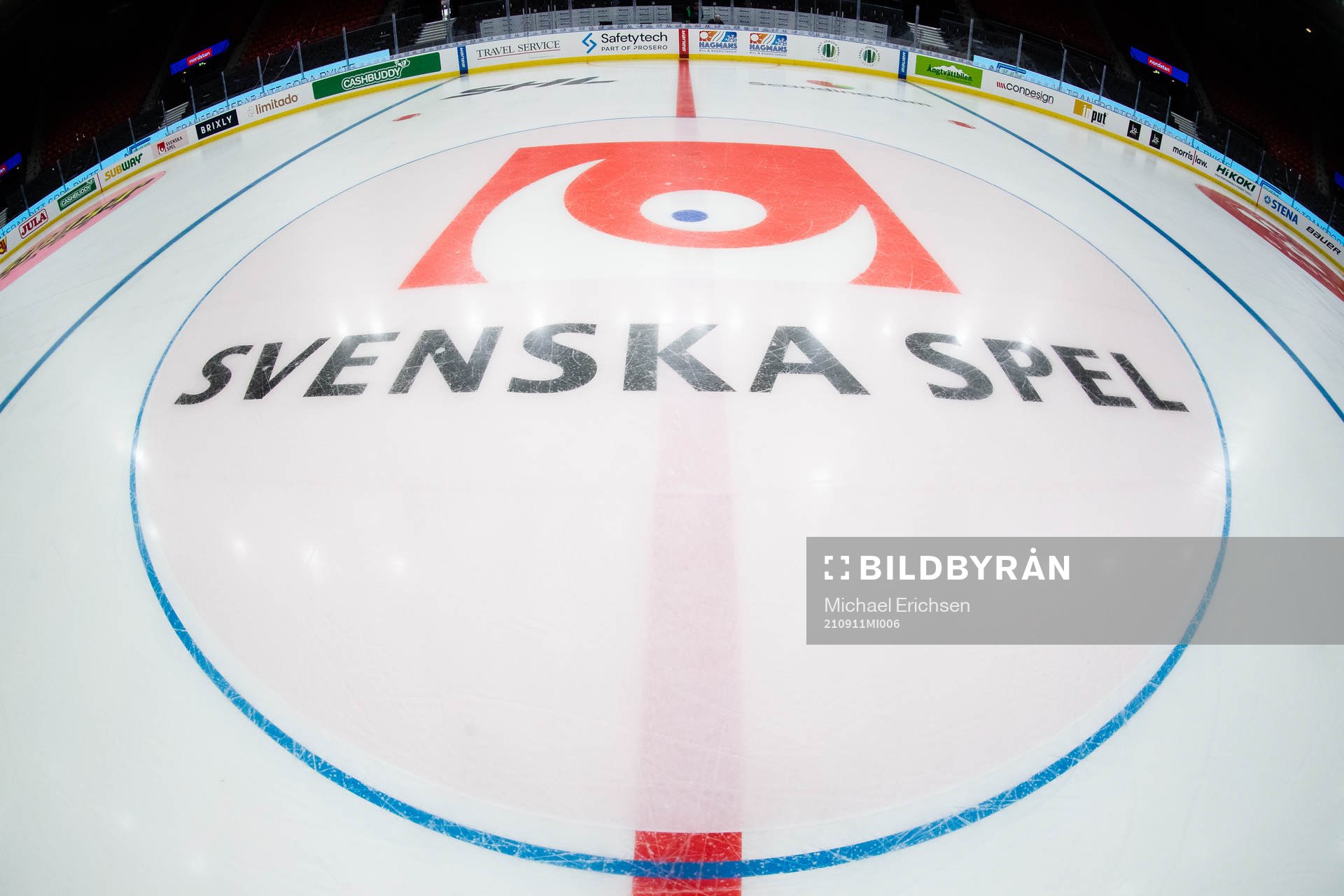 Mittcirkeln med Svenska Spel logo innan ishockeymatchen i