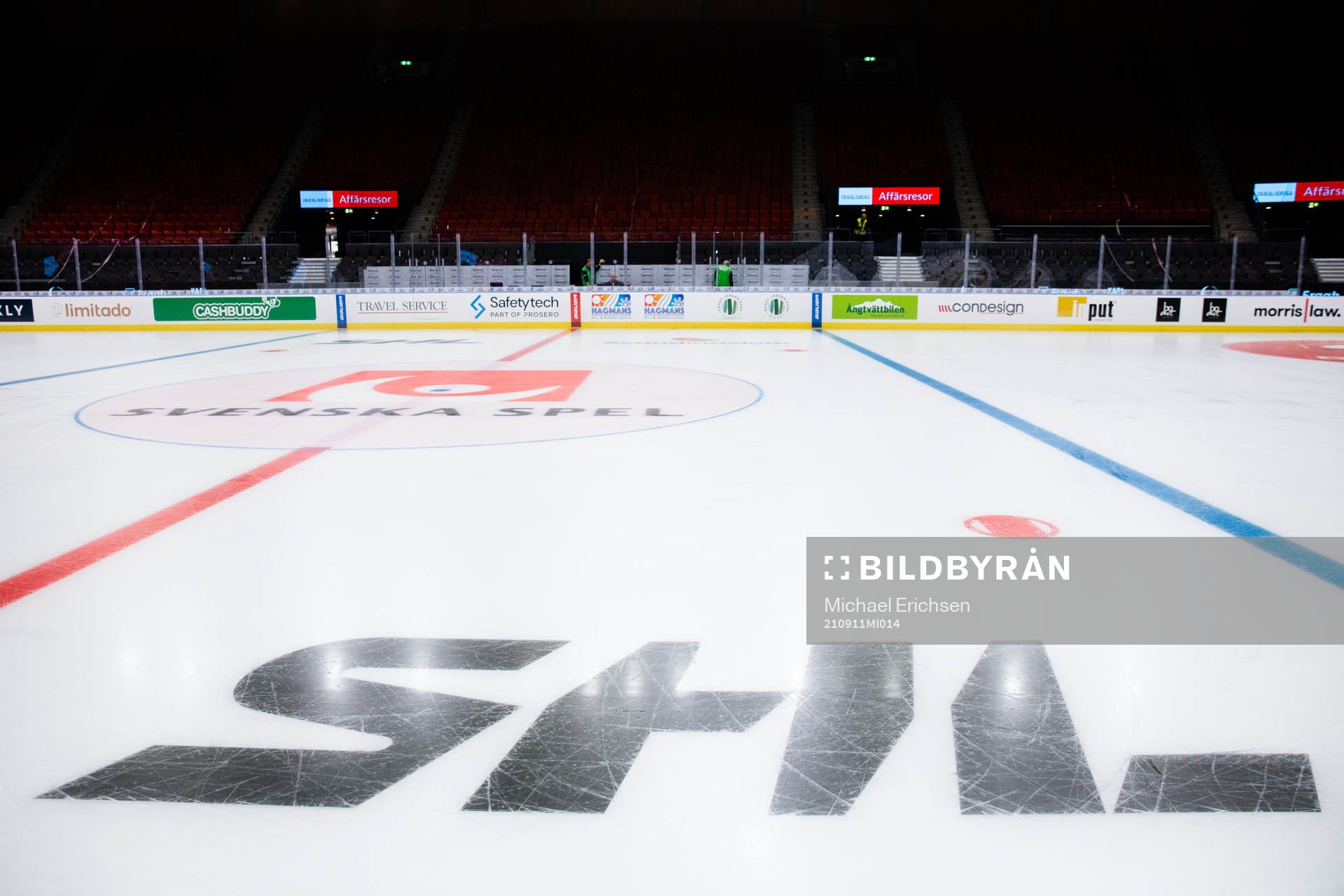 SHL logo på isen innan ishockeymatchen i SHL mellan