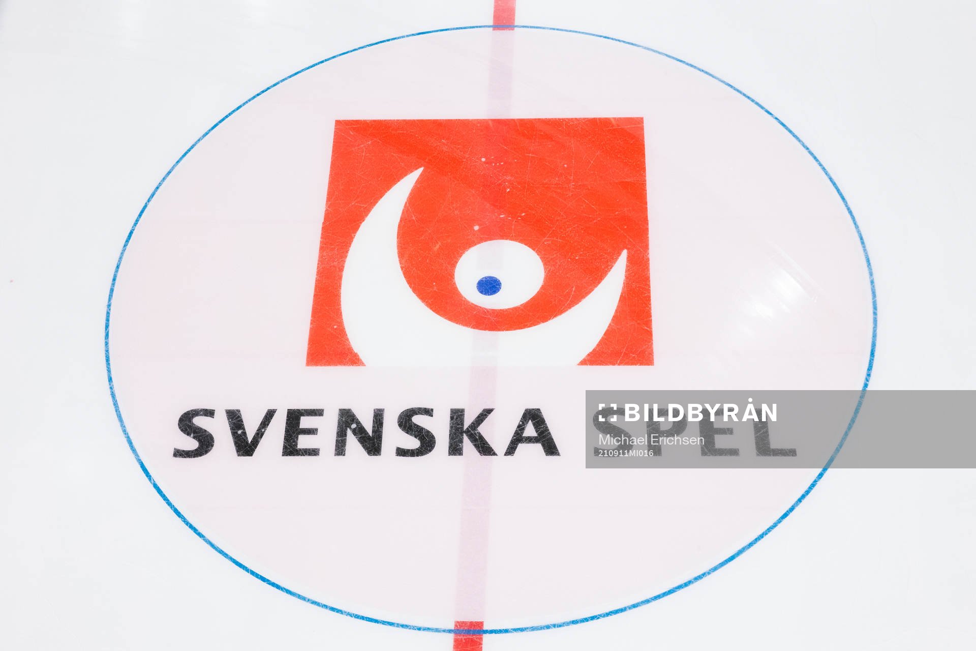 Svenska spel reklam på i mittcirkeln innan ishockeymatchen