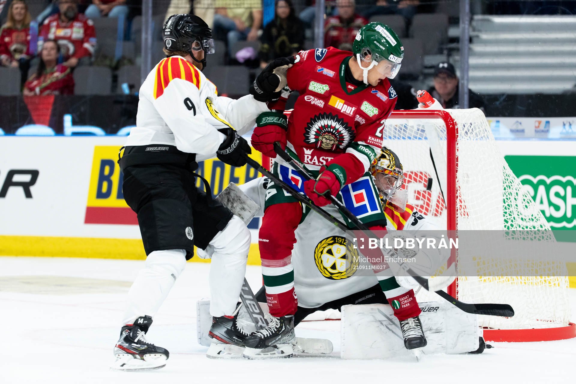 Frölundas Linus Nässén styr in pucken till 1-0 bakom