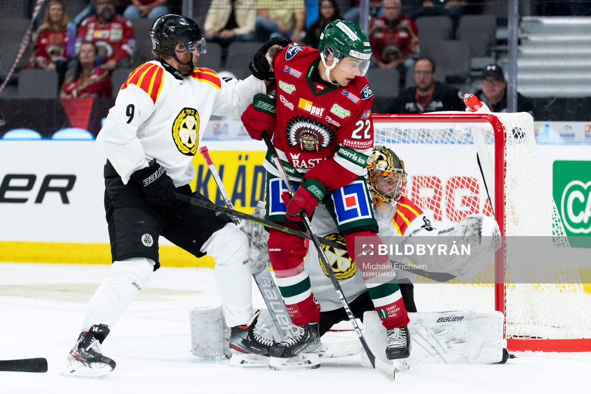 Frölundas Linus Nässén styr in pucken till 1-0 bakom