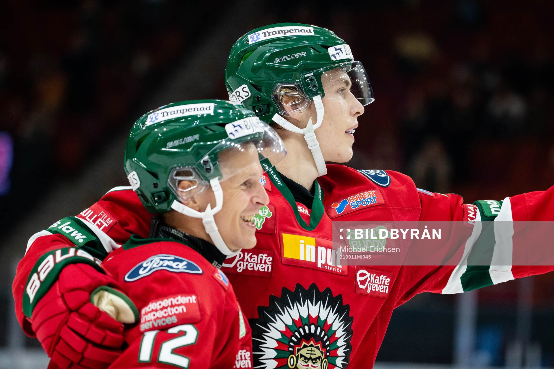 Frölundas Simon Edvinsson jublar ihop med Max Friberg