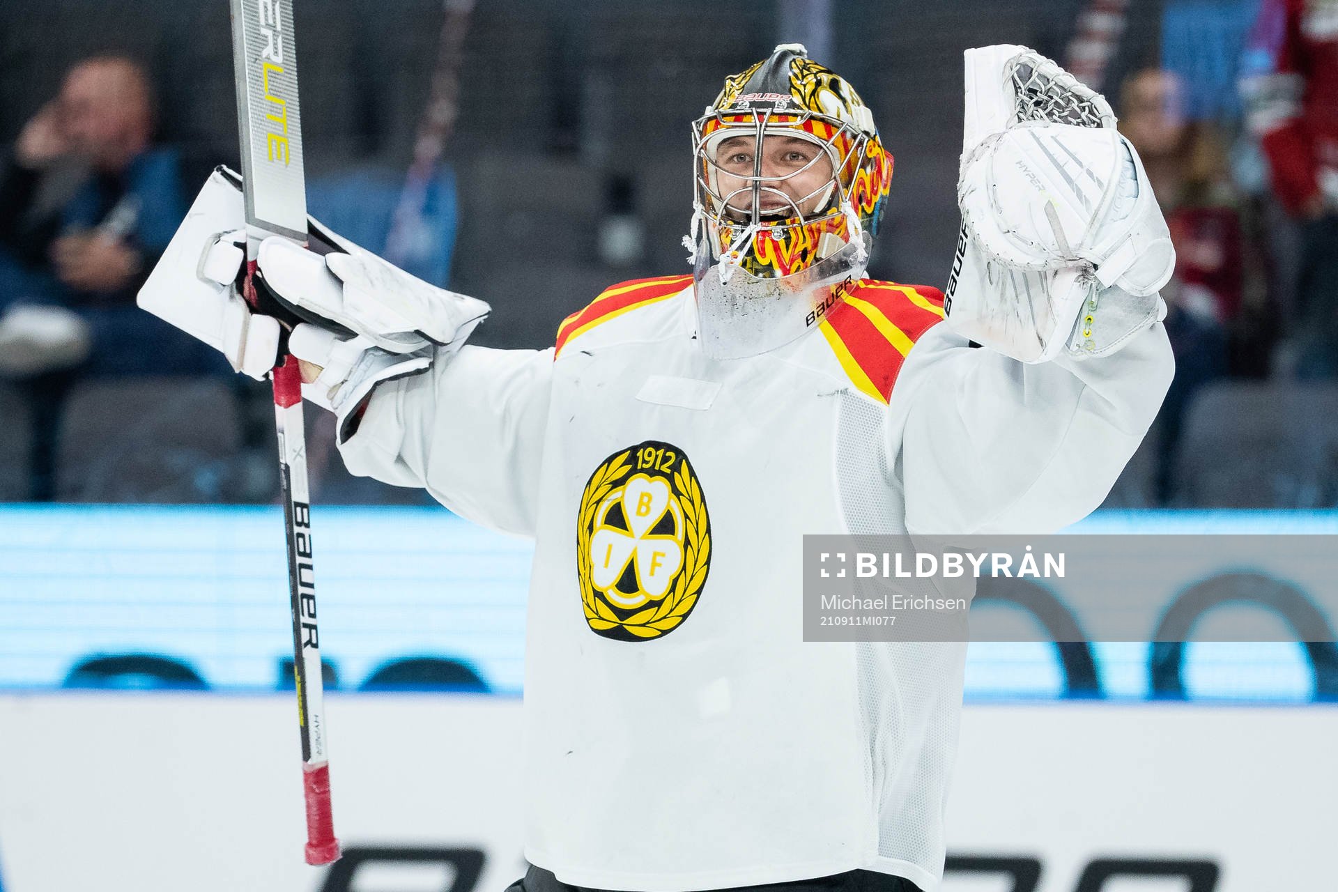 Brynäs målvakt  Veini Vehviläinen  jublar