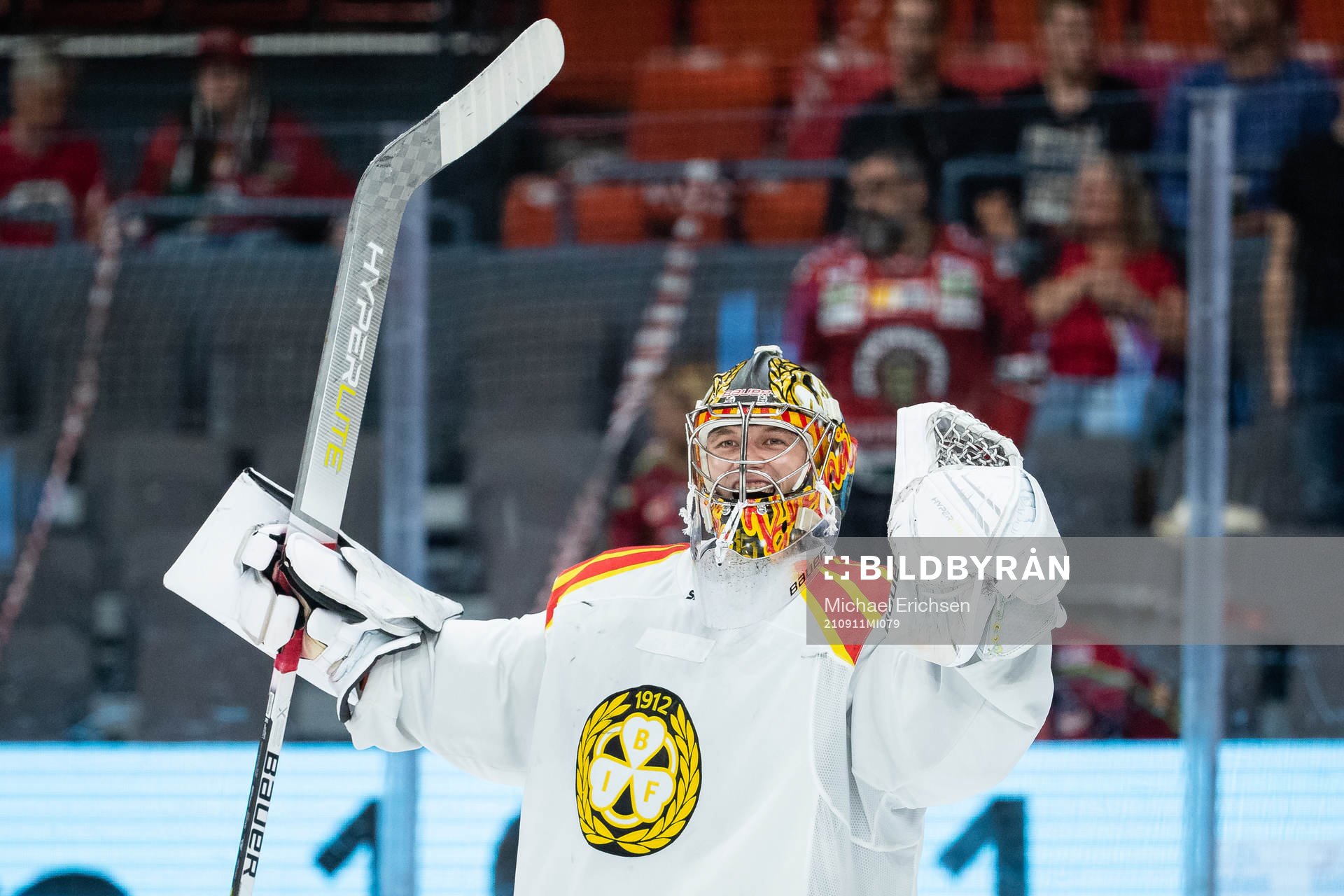 Brynäs målvakt  Veini Vehviläinen  jublar