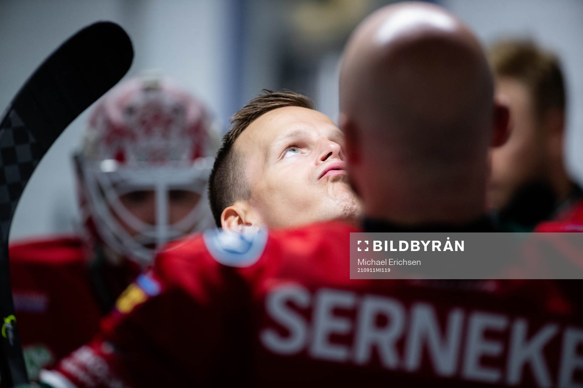 Frölundas Max Friberg och Jan Mursak innan ishockeymatchen