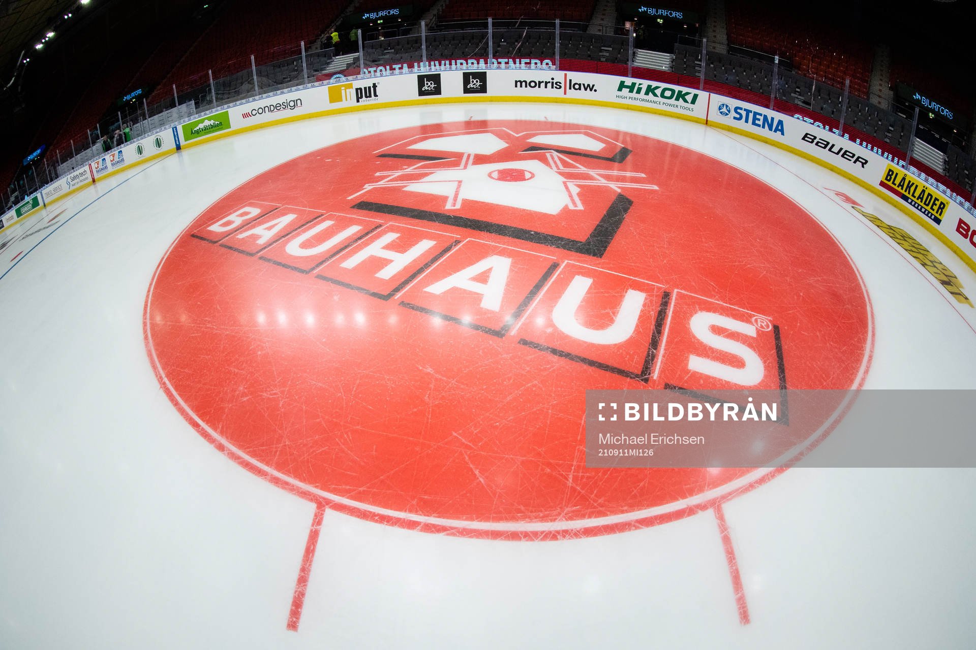 En tekningscirkel med Bauhaus logo innan ishockeymatchen i