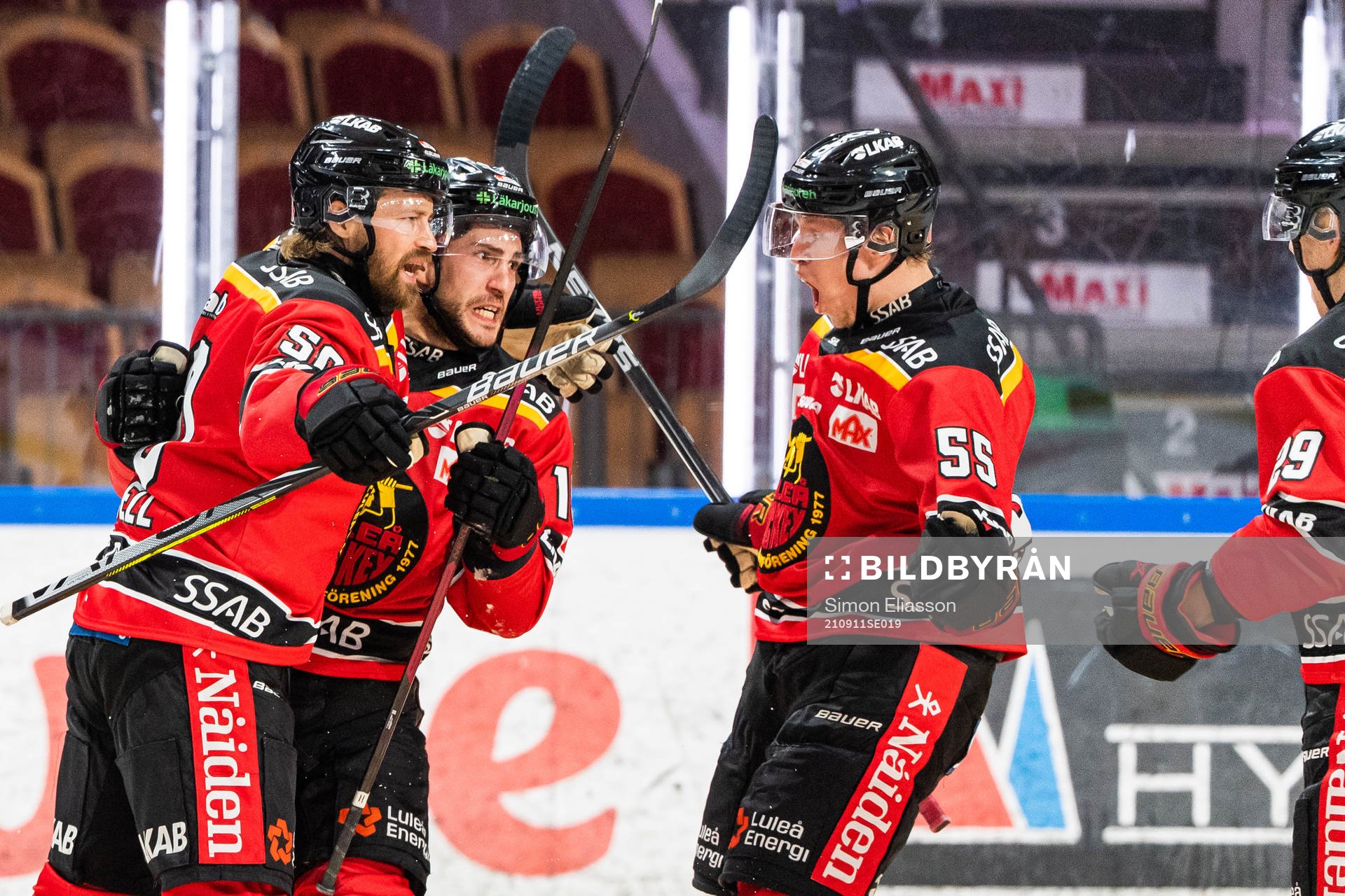 Luleås Daniel Sondell med Konstantin Komarek som jublar